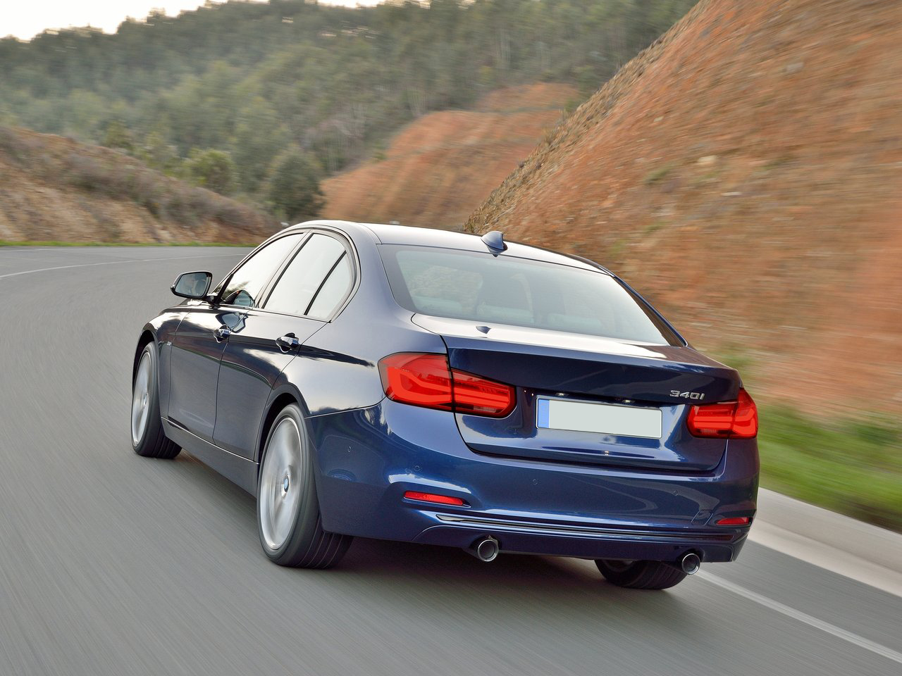 Comparing the Best Apple CarPlay Adapters for Cars