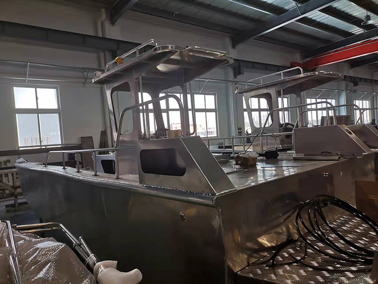 Sea Ray Sundancer 265: A Luxury Small Boat with Cabin