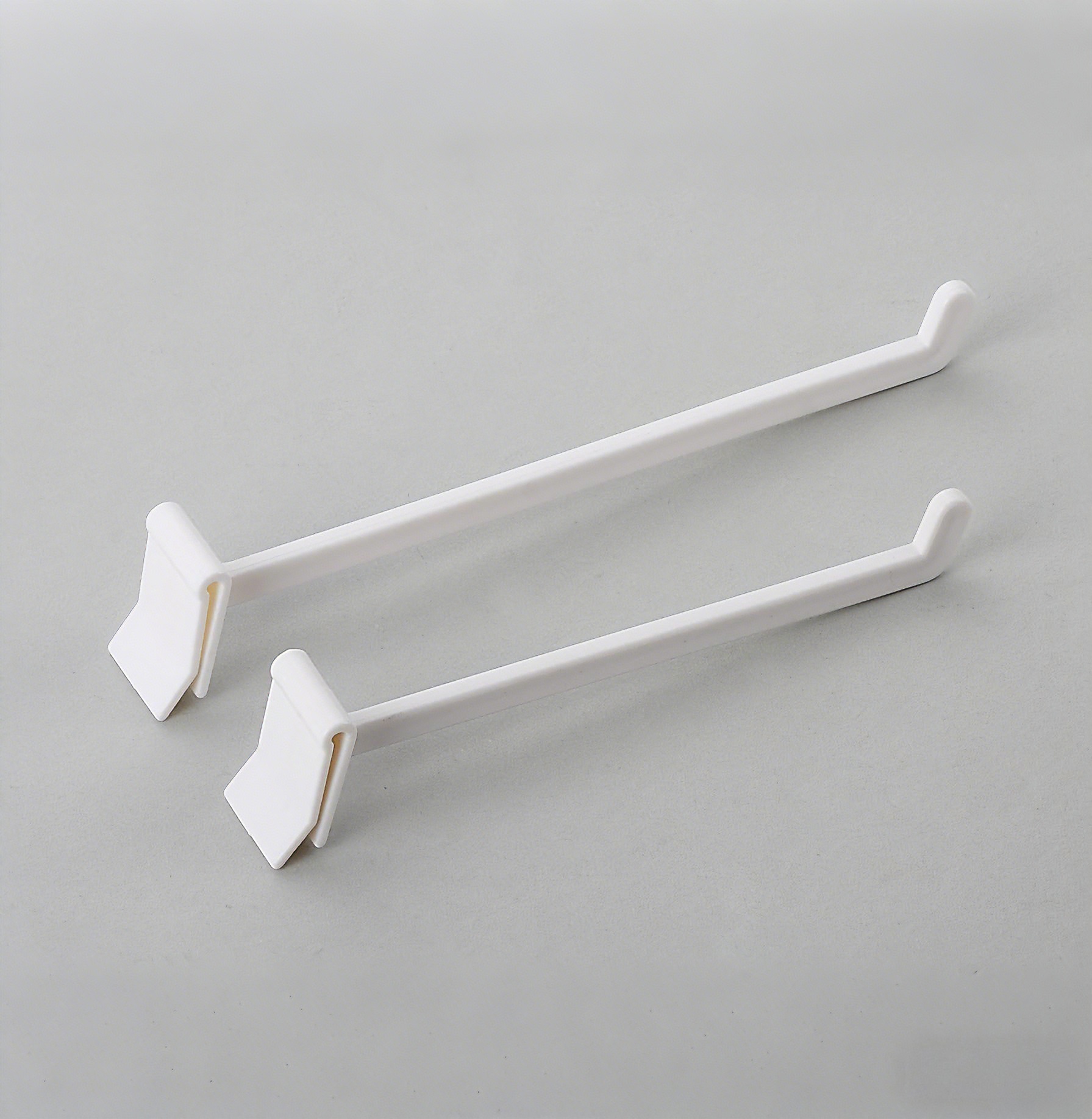 How to put labels on plastic?