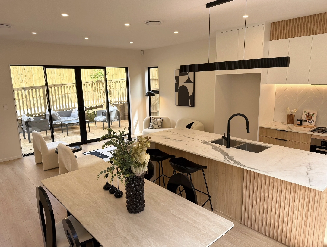 Perfect Lighting for a Minimalist Summer Home