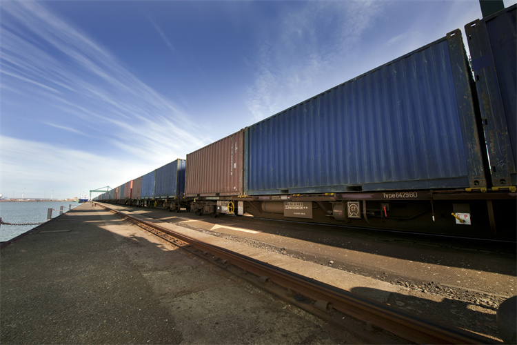 Technology Use in Cross-Border Logistics