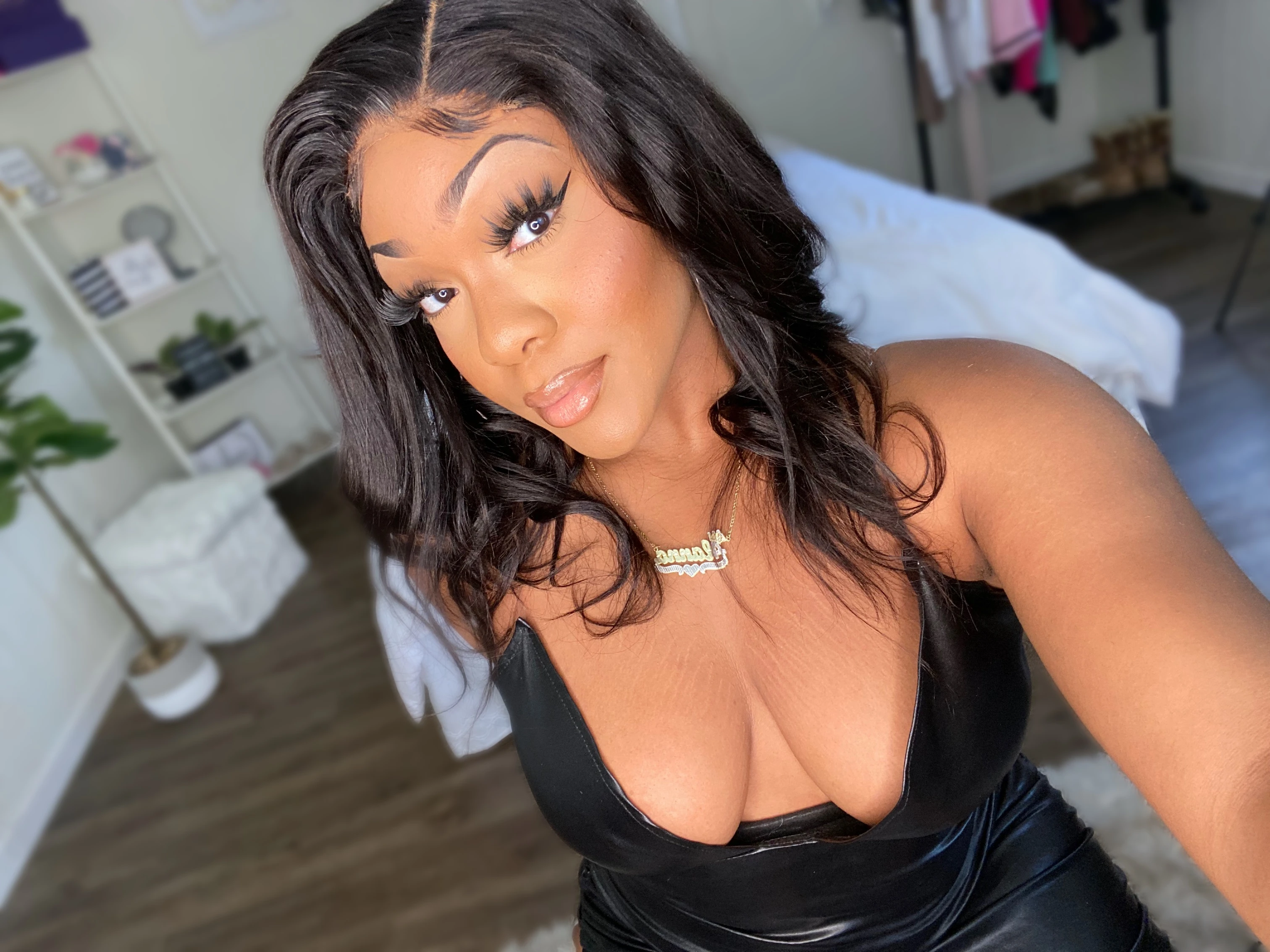 Why Glueless Full Lace Human Hair Wigs Are So Popular