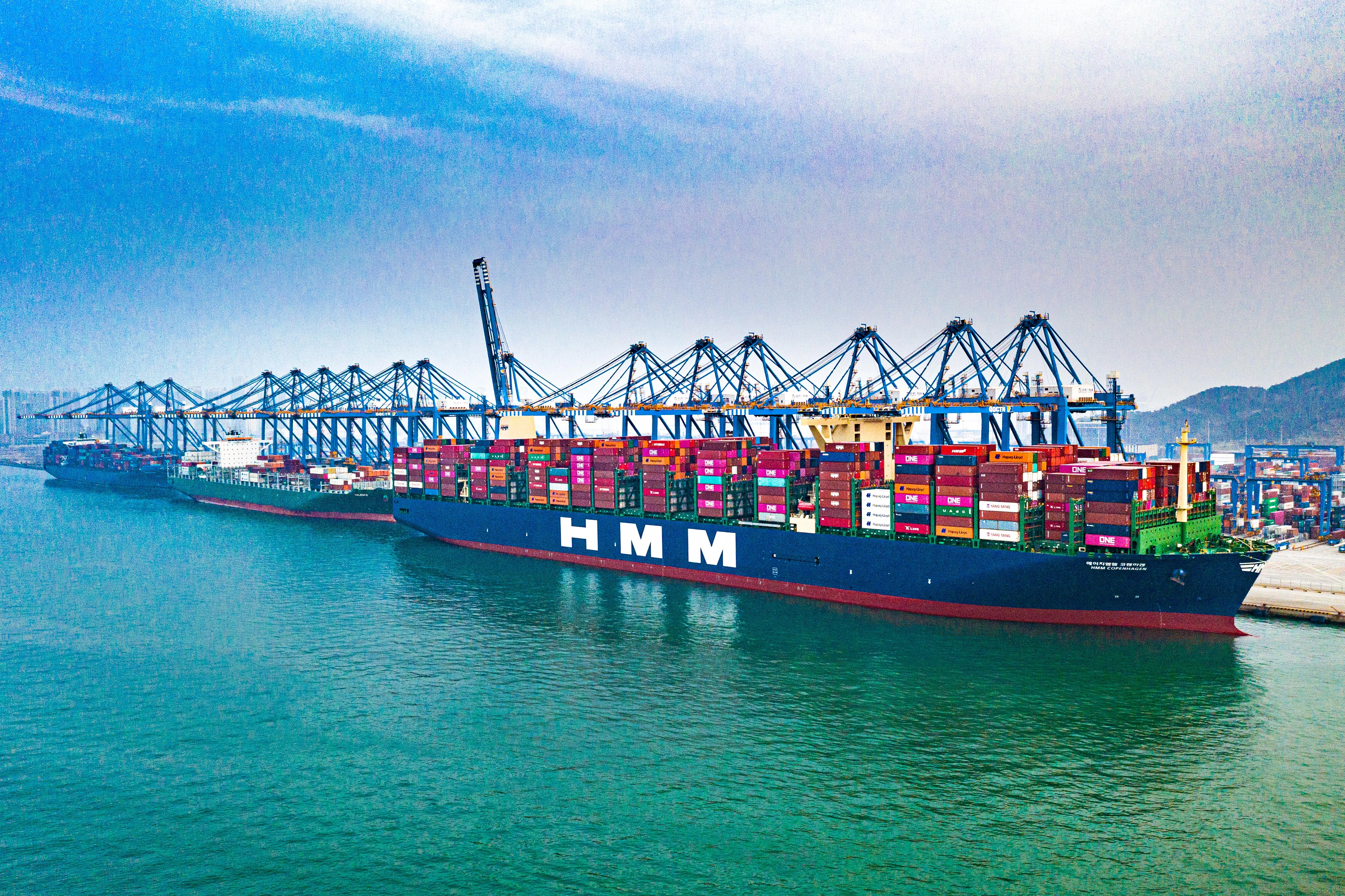 Building loading dock flow with container handling equipment