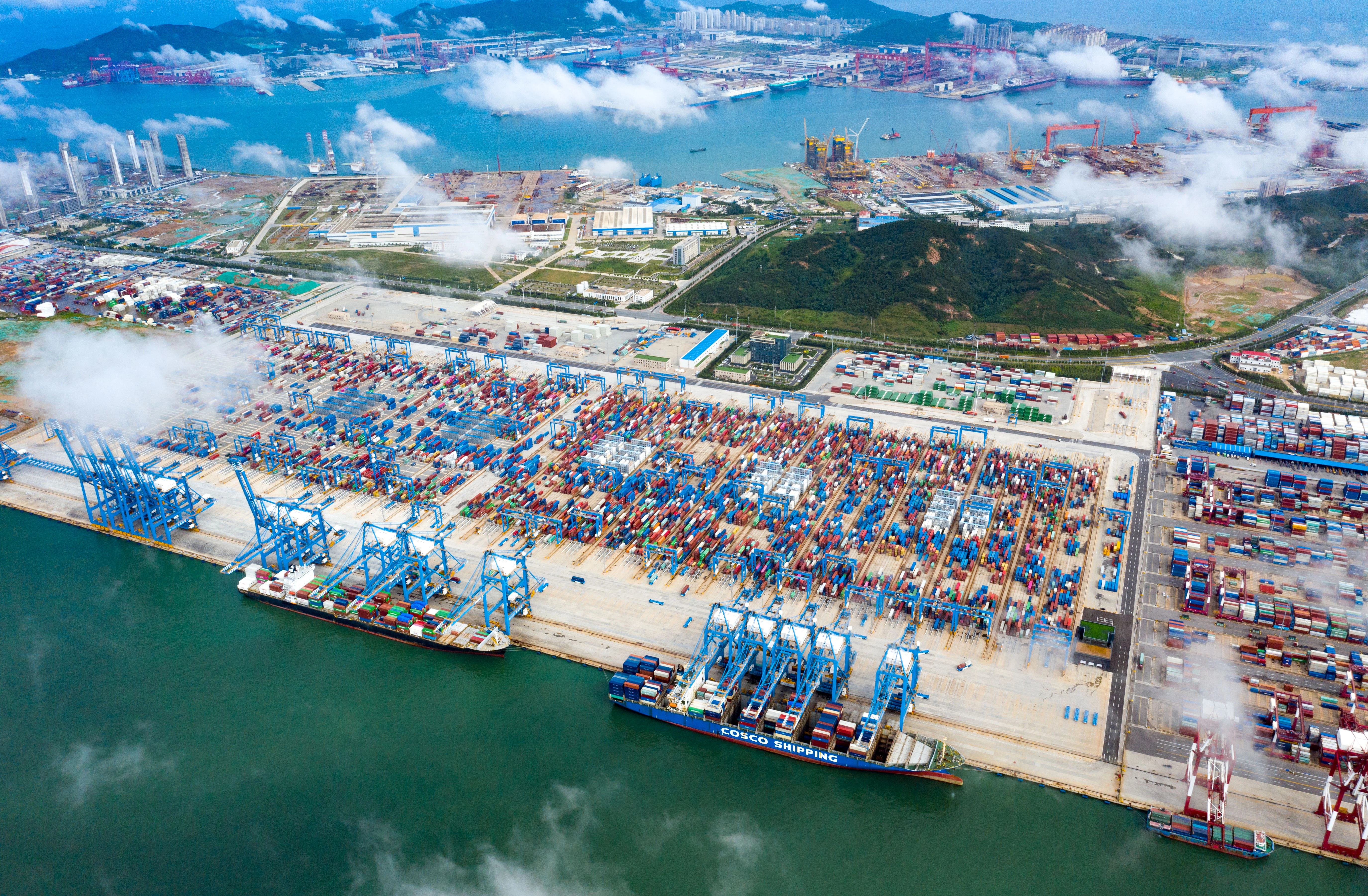 Optimization of crane scheduling and maintenance windows