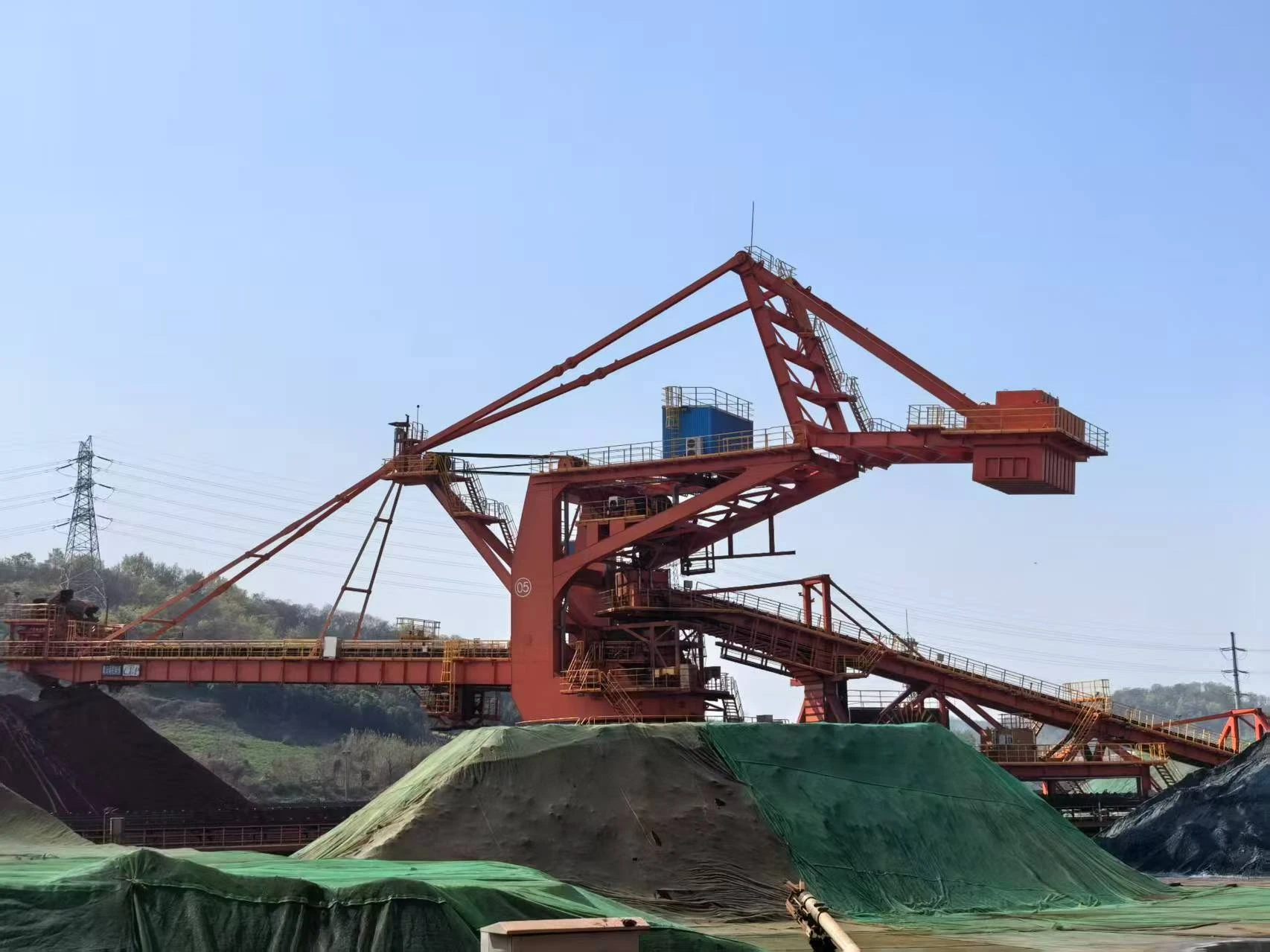 Cargo crane: why latches fail under speed