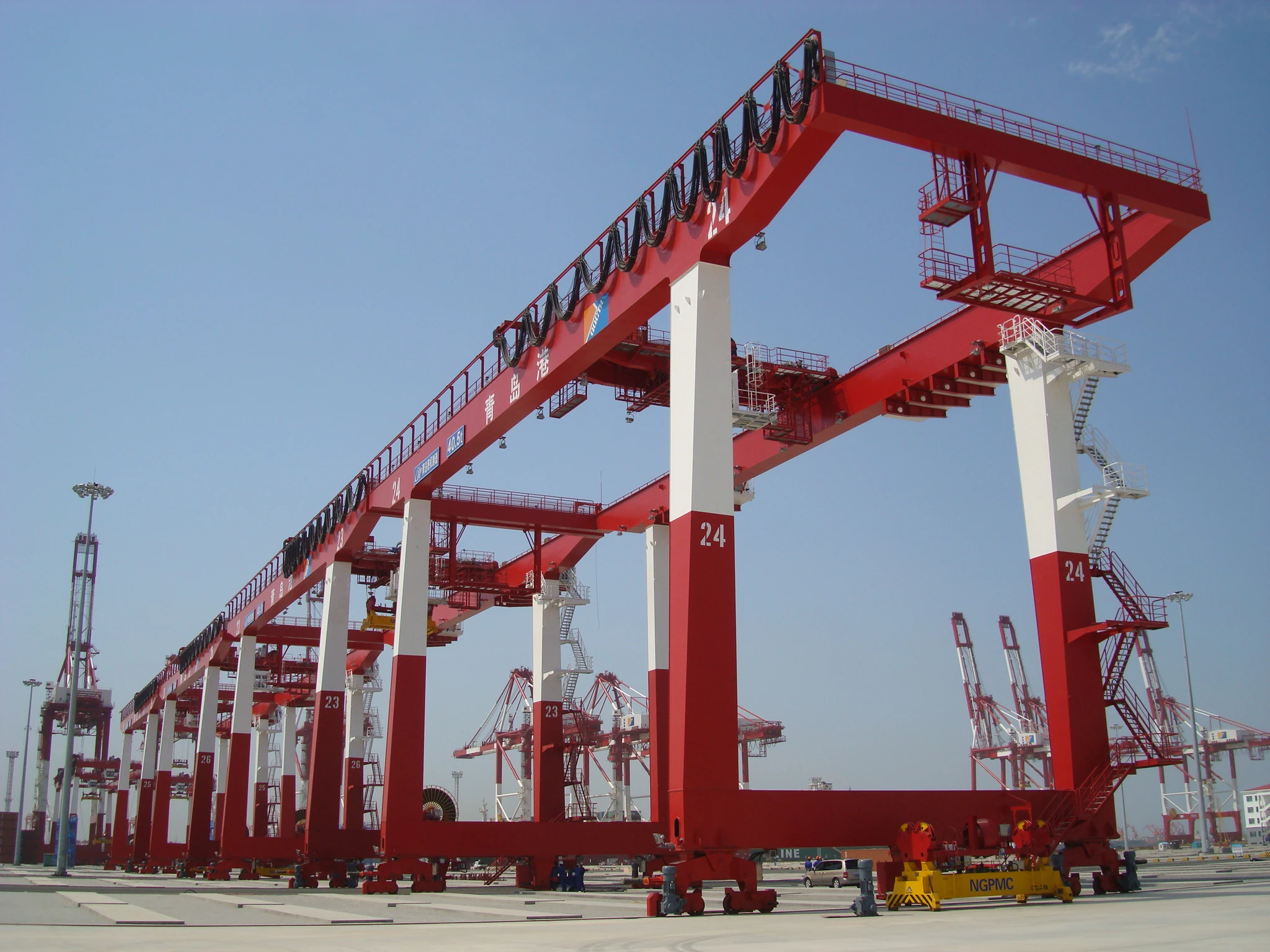 Reach Stacker forklift: limit protection saves tires too