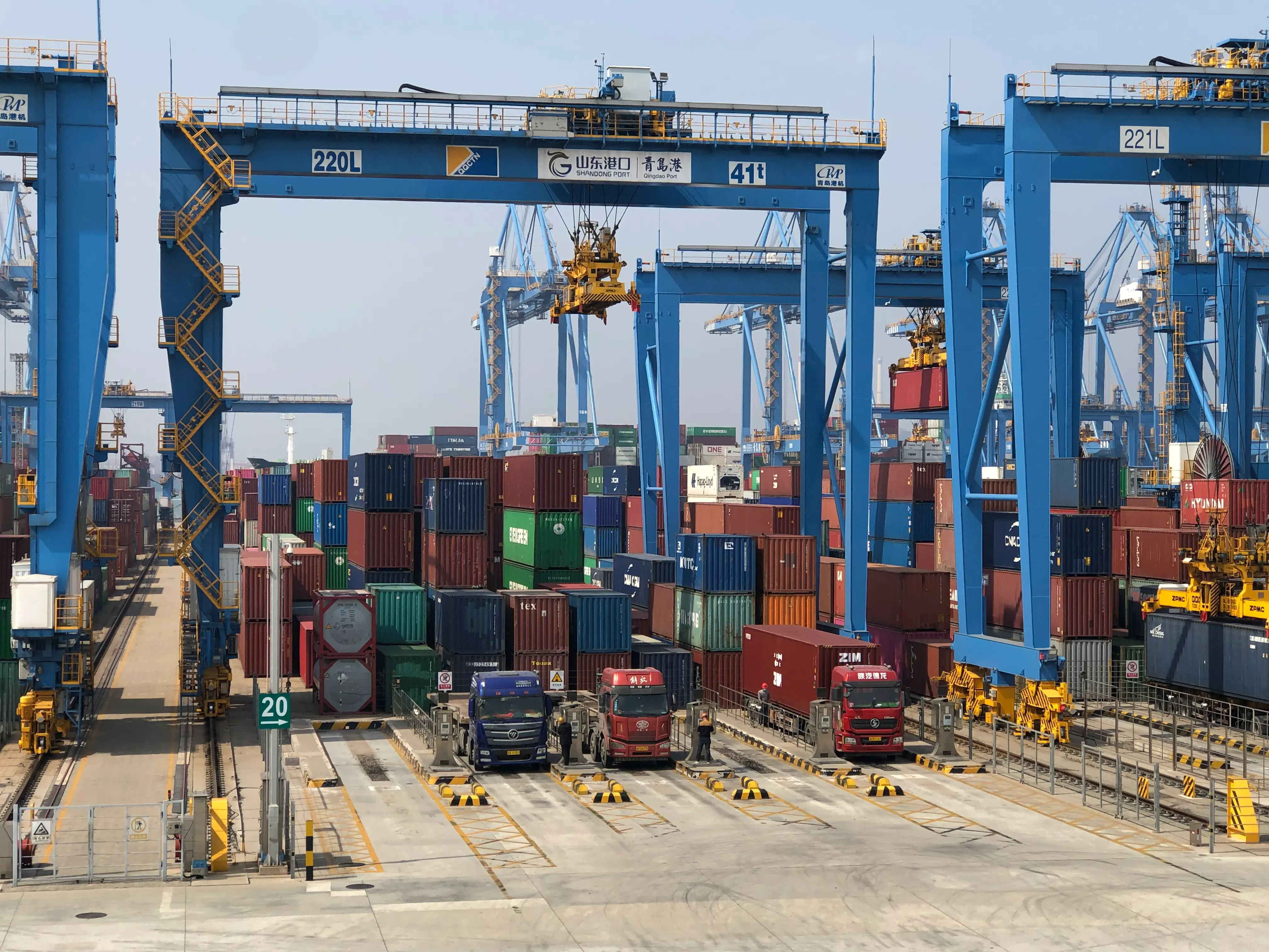 Reducing blind spot risks in crane operations