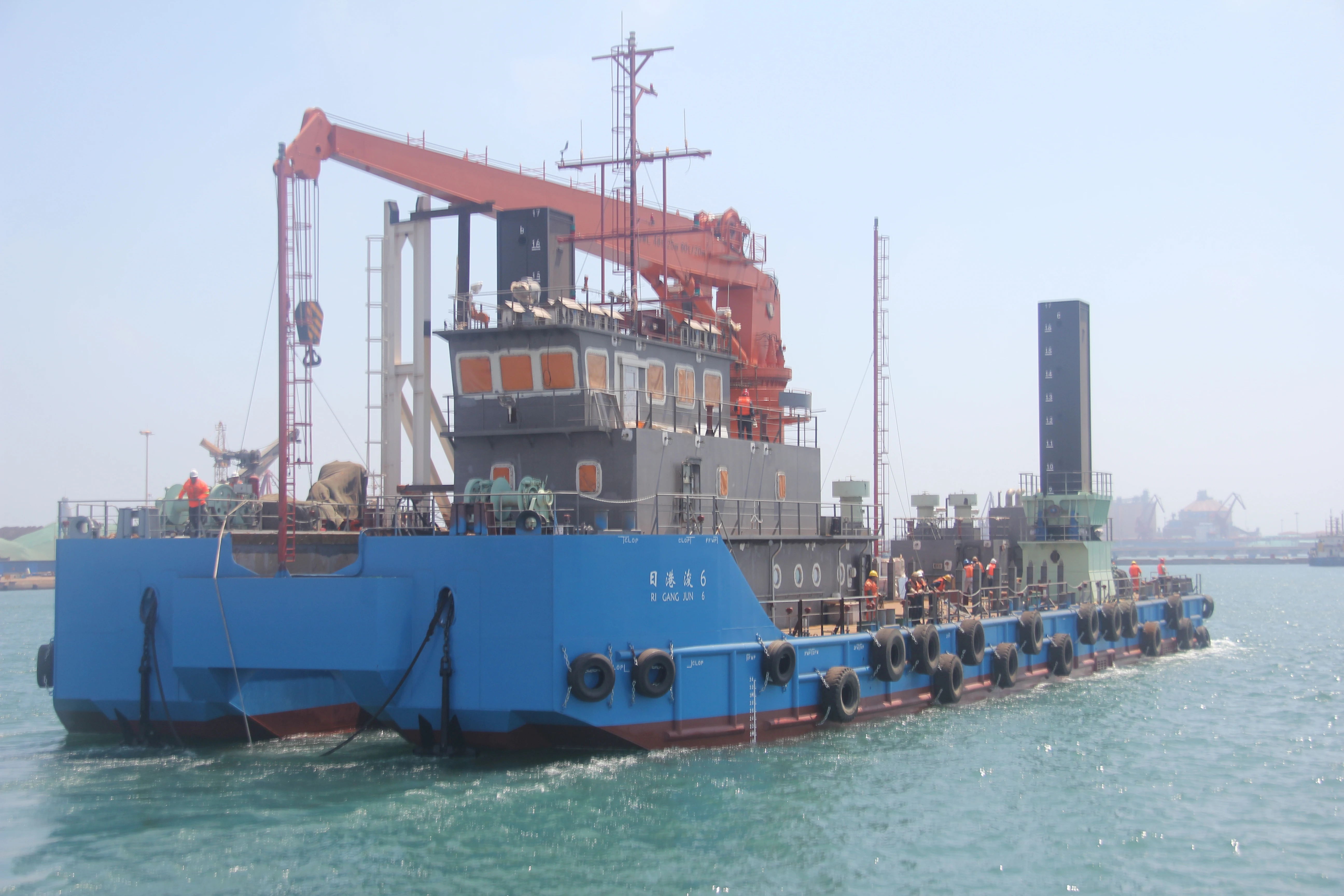 Container crane blind-spot alerts reduce box damage