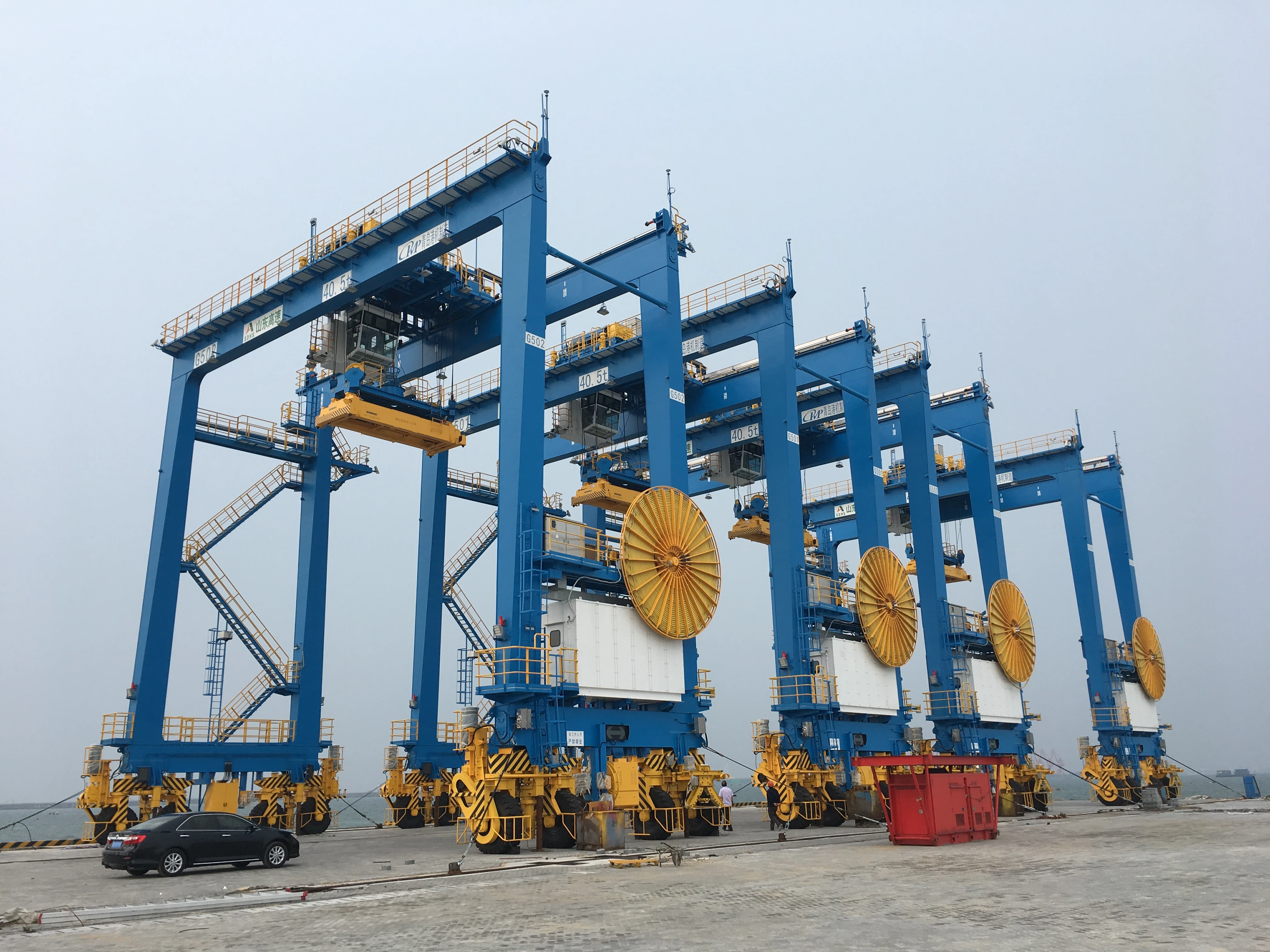 Reach Stacker forklift dispatch: dynamic vs static plans