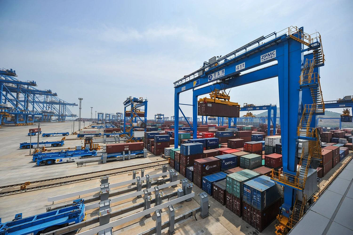 Portal crane limit settings that avoid hard stops