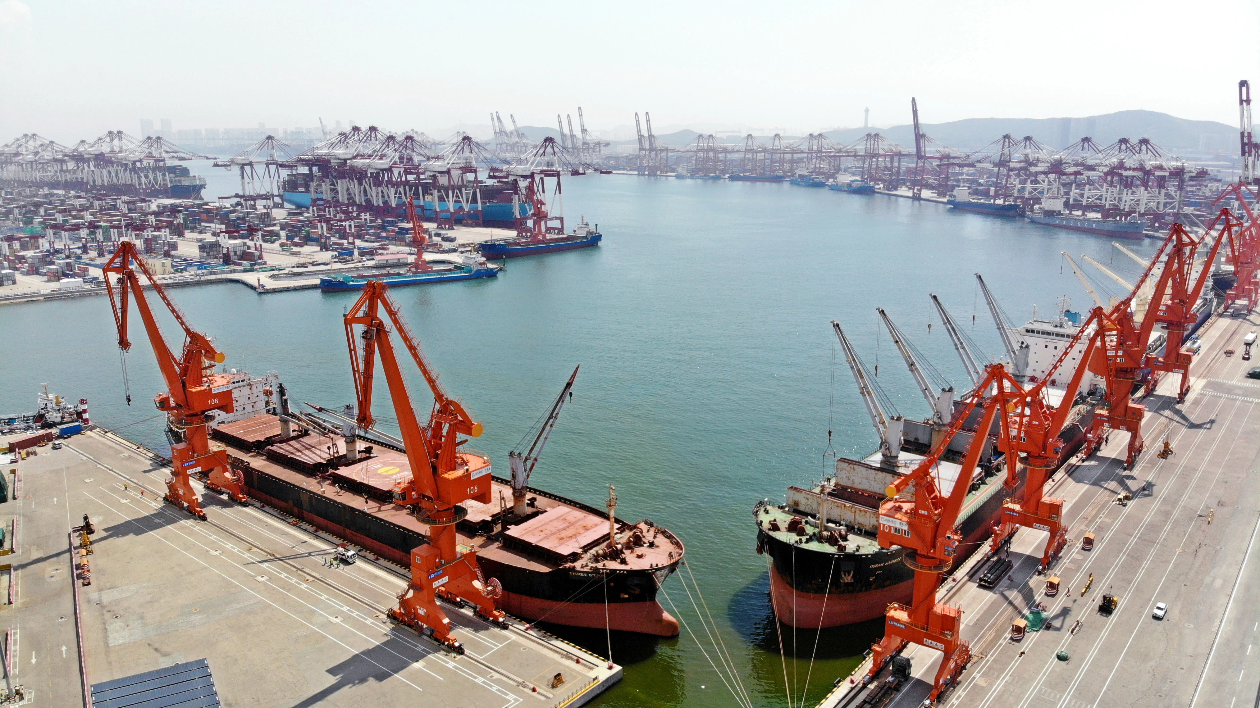 Cargo crane: precision without slowing throughput