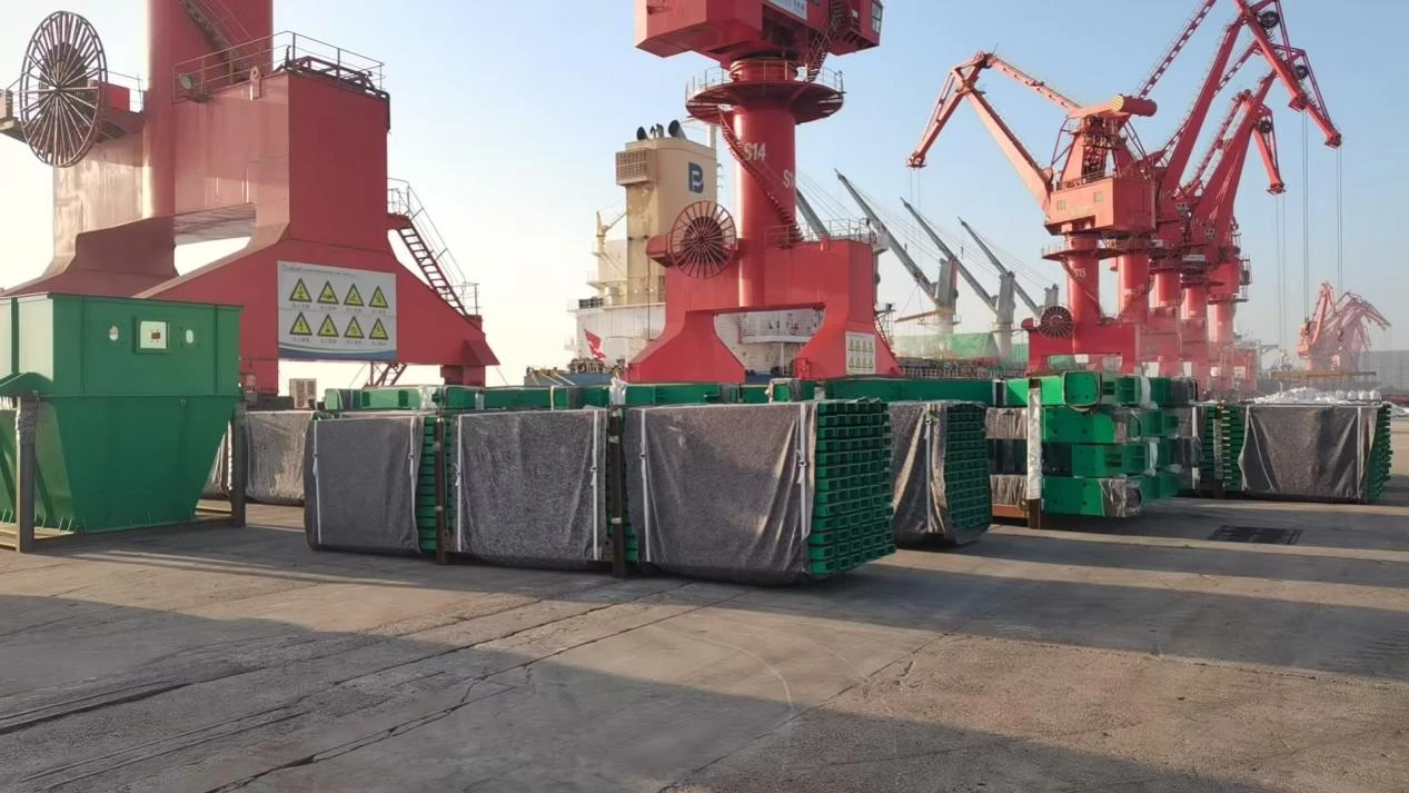 Container handling equipment that cuts gate queues