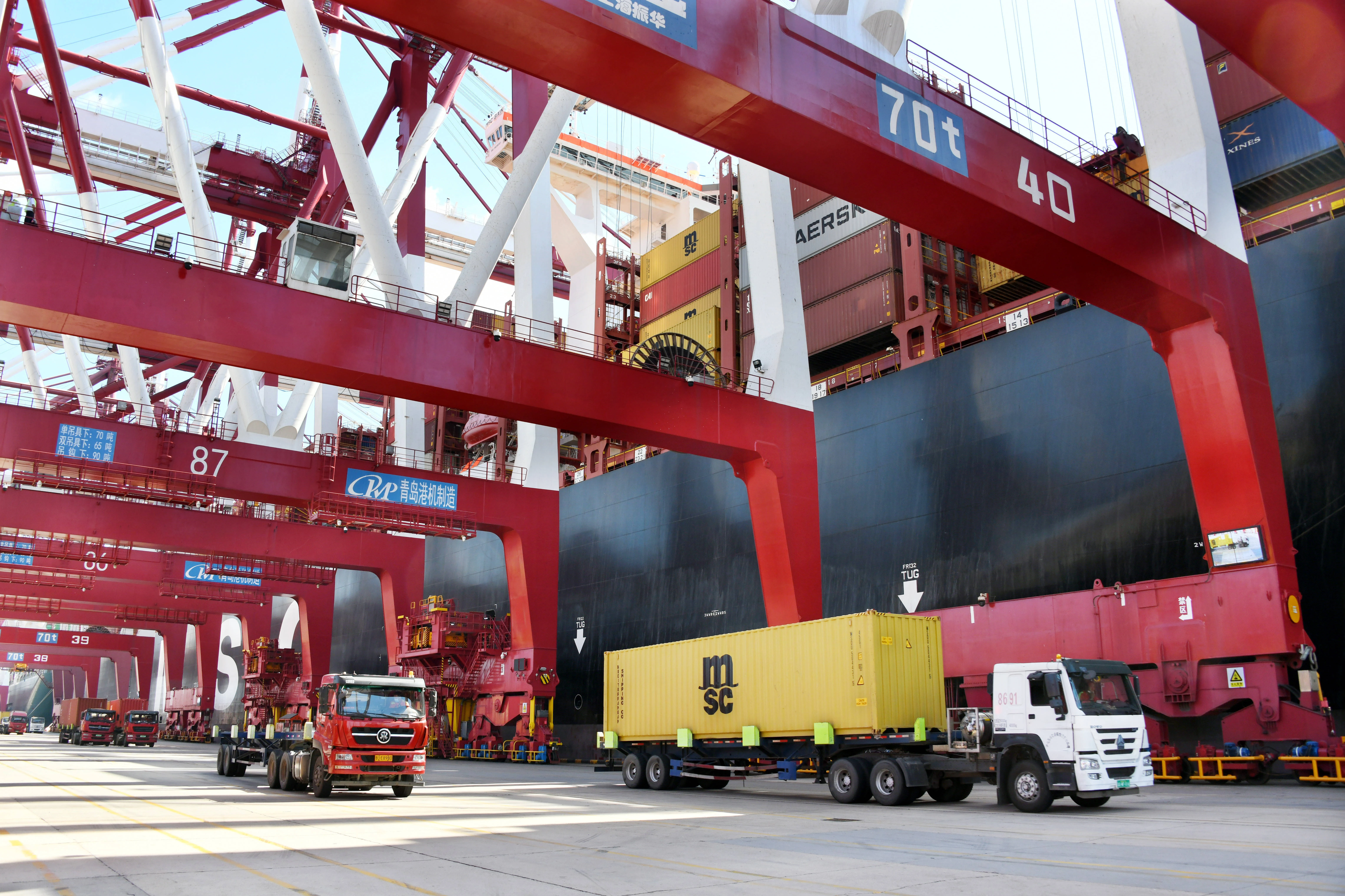 Reach stacker blind-spot alerts reduce rack strikes