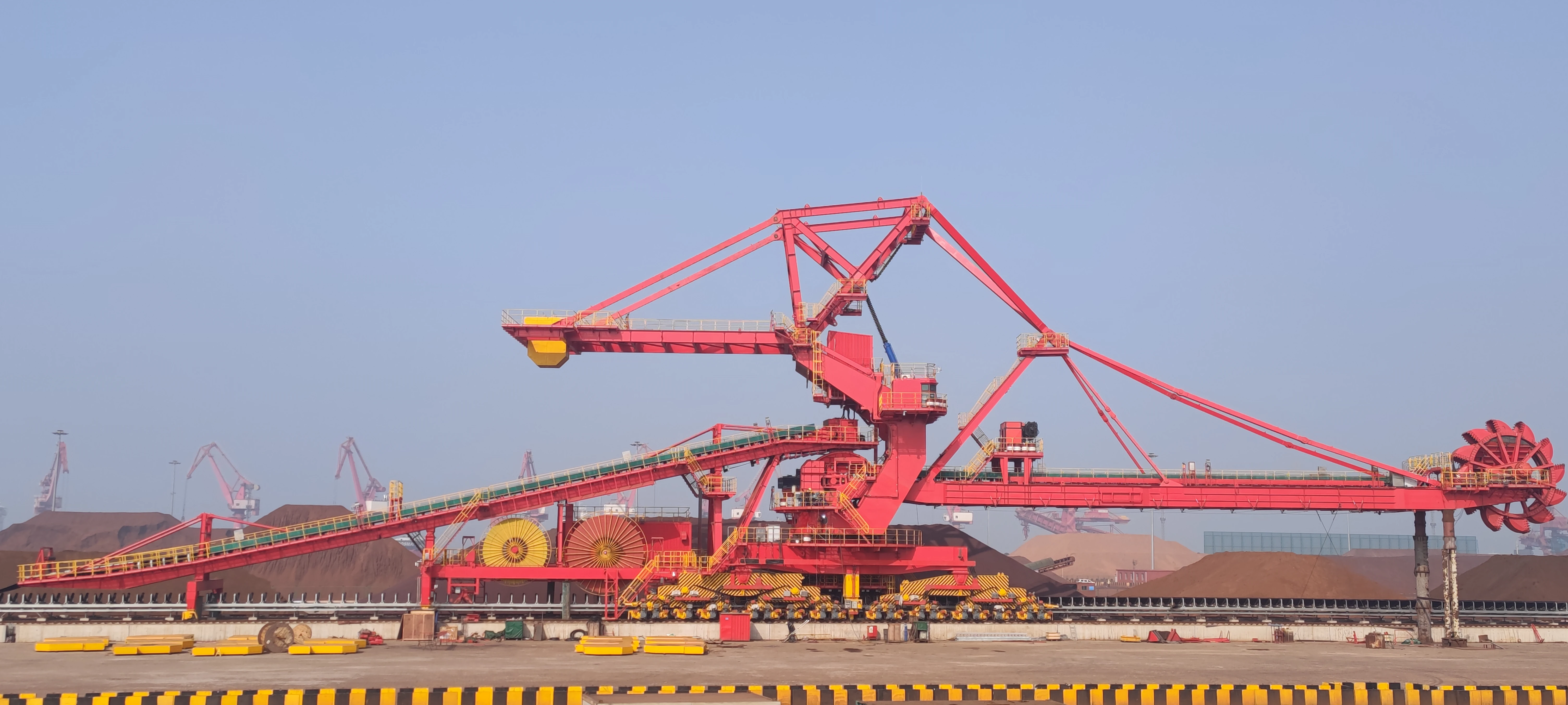 Cargo crane: stable positioning in night operations