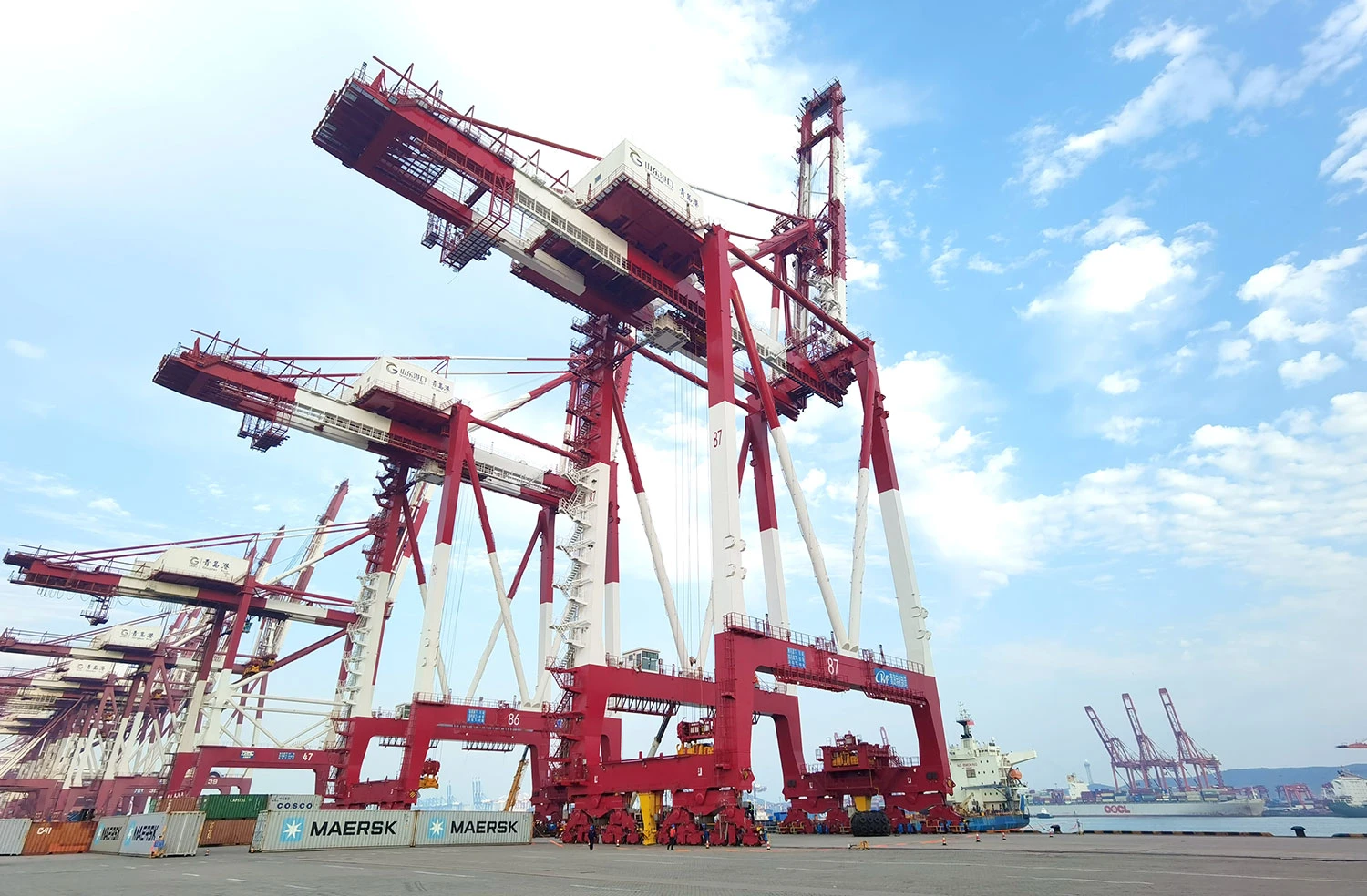 Reach Stacker forklift: avoid rack strikes in tight lanes