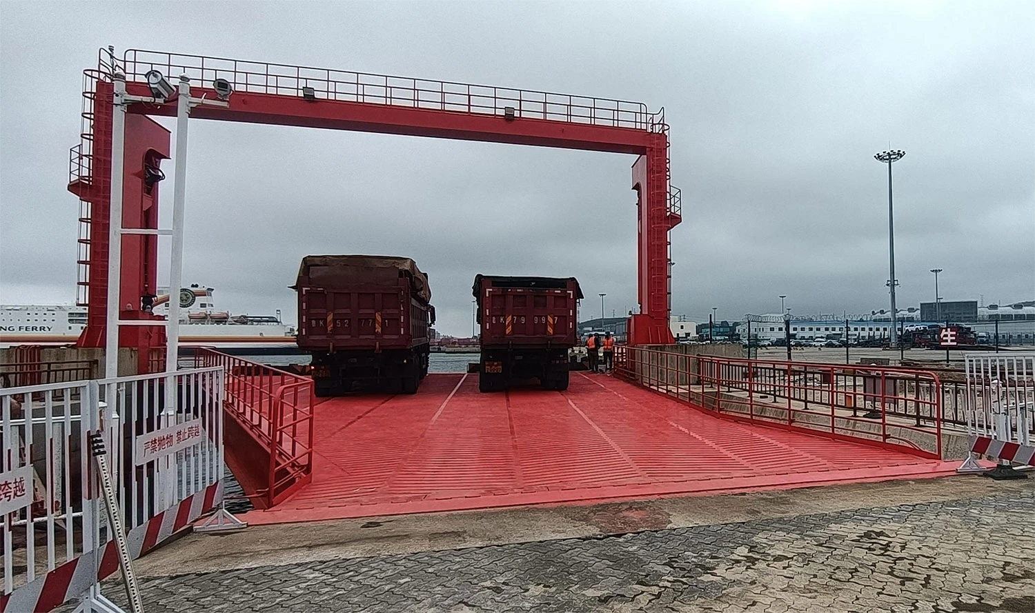 Sway control on a container crane cuts rehandles