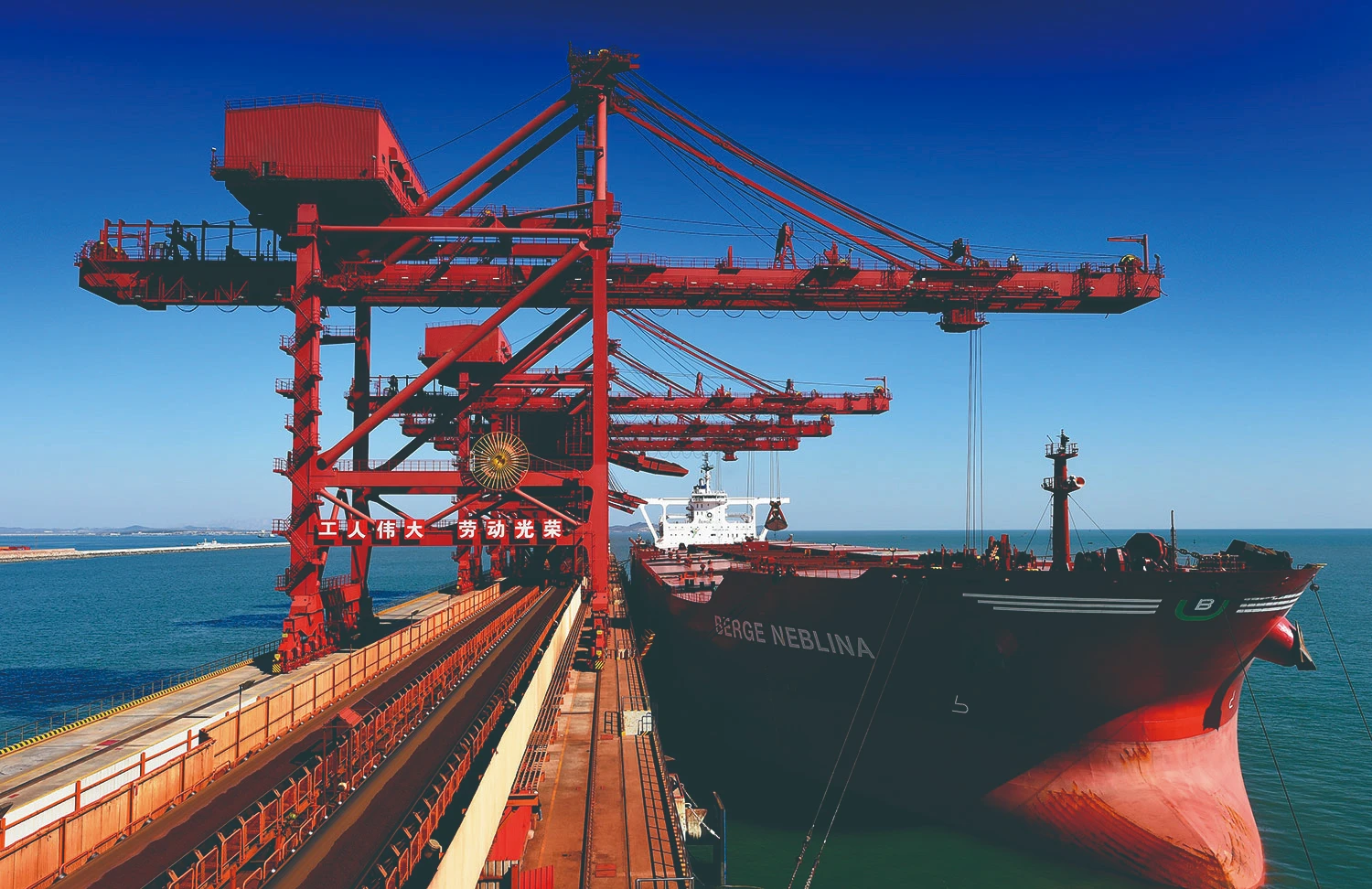 Reach Stacker: sway control reduces operator fatigue