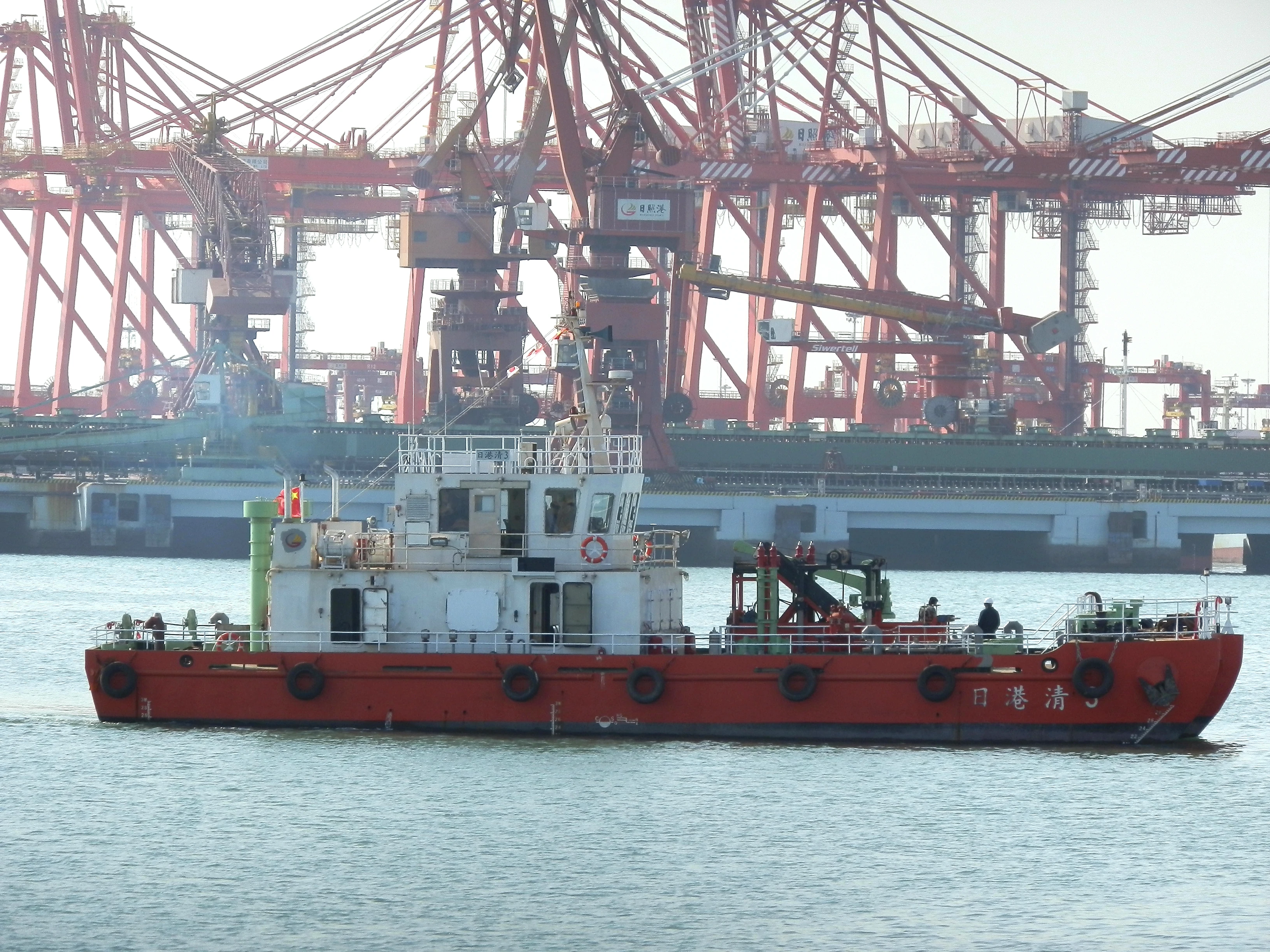 Container crane precision: cut damage claims by design