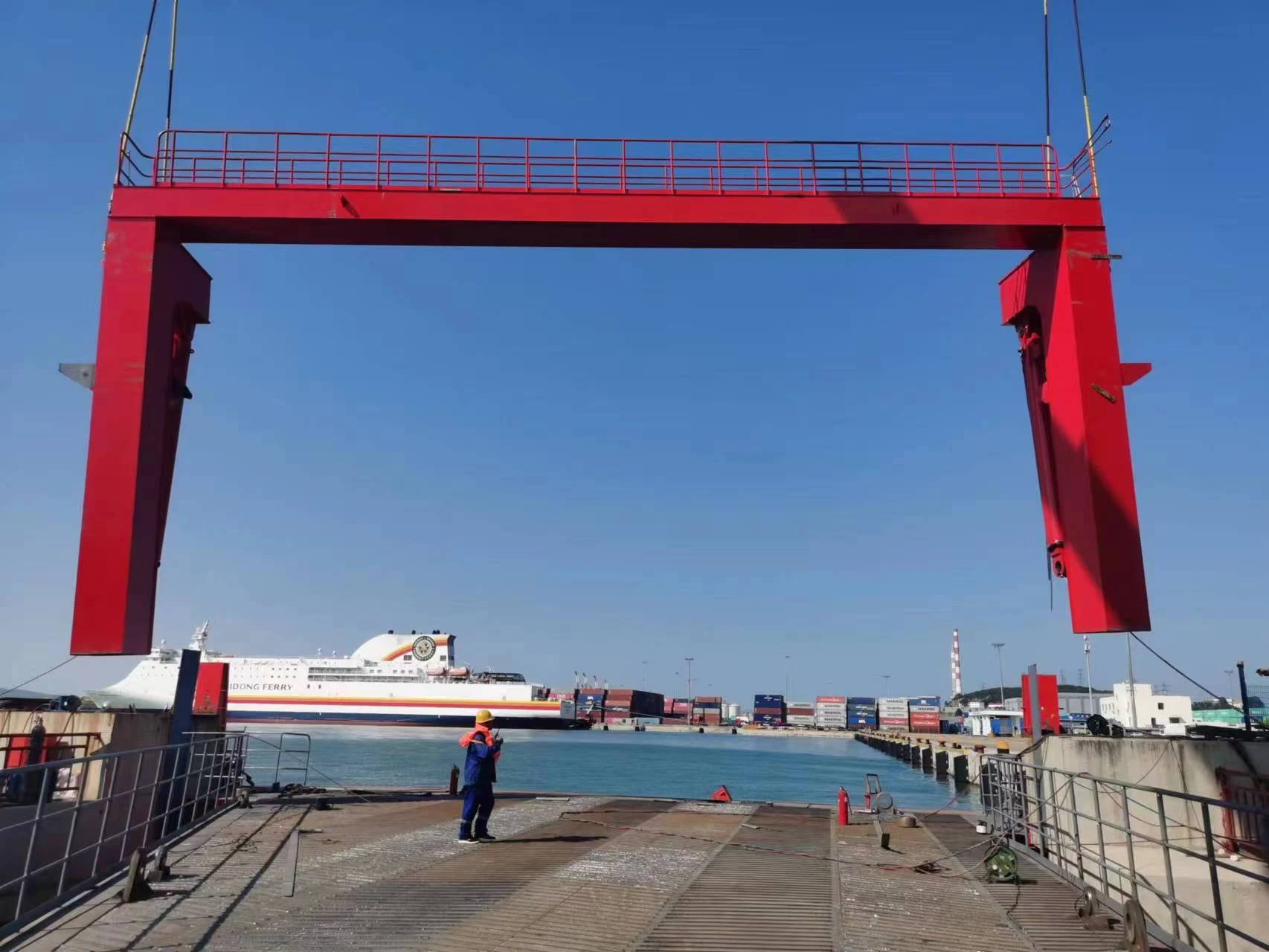 Sway control on a container crane cuts rehandles