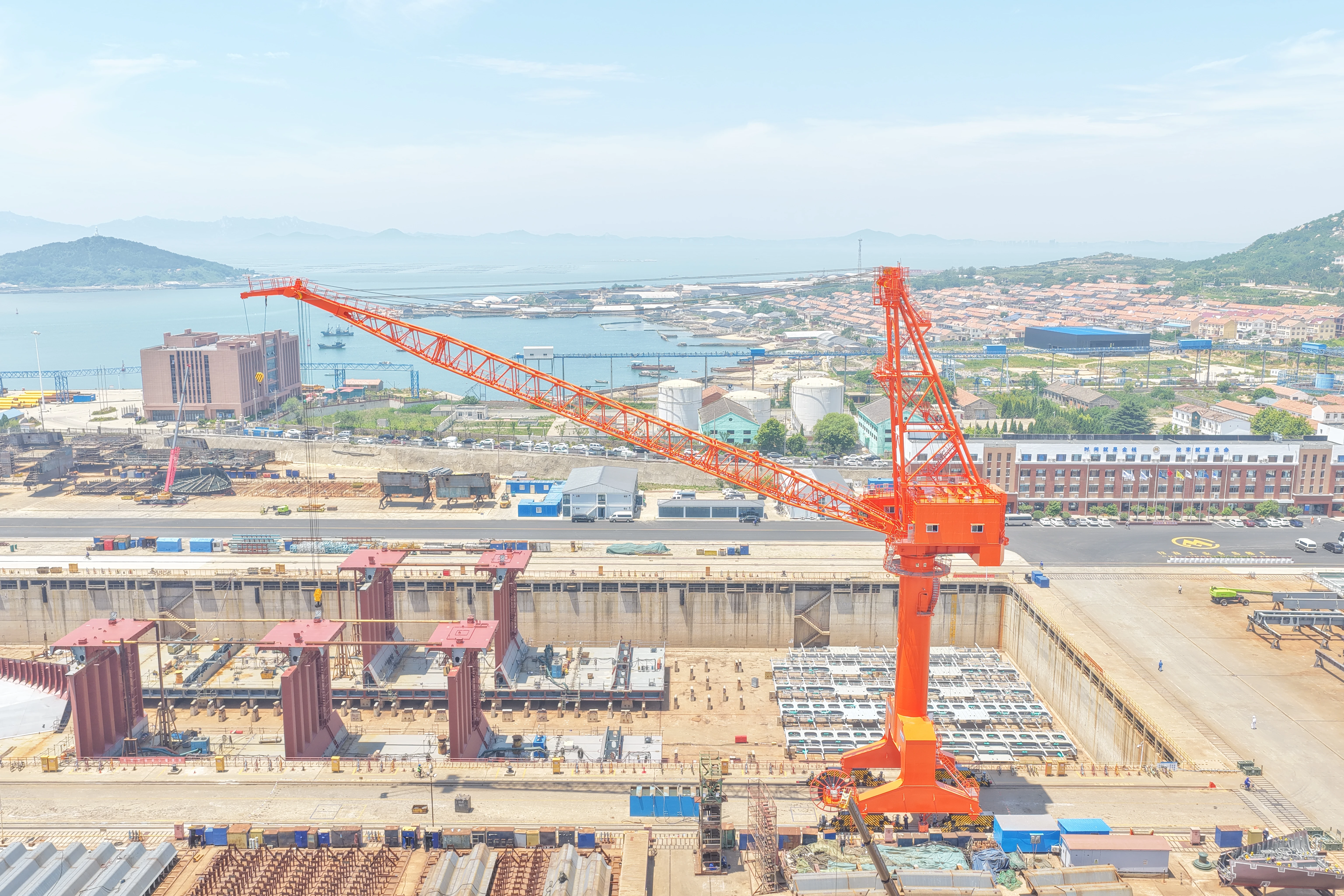 Portal crane blind-spot monitoring reduces collisions