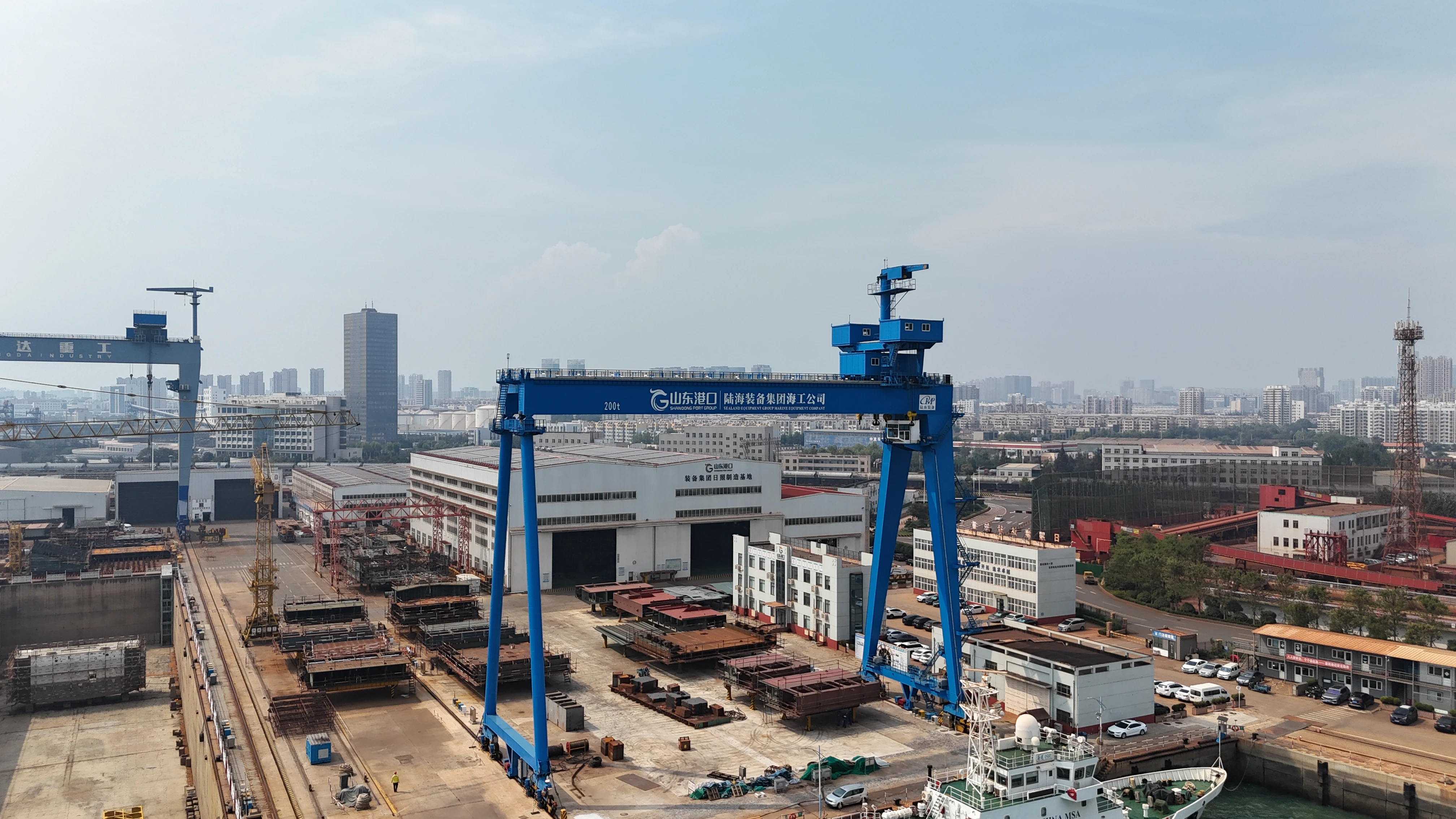 High-throughput container handling and cargo handling efficiency