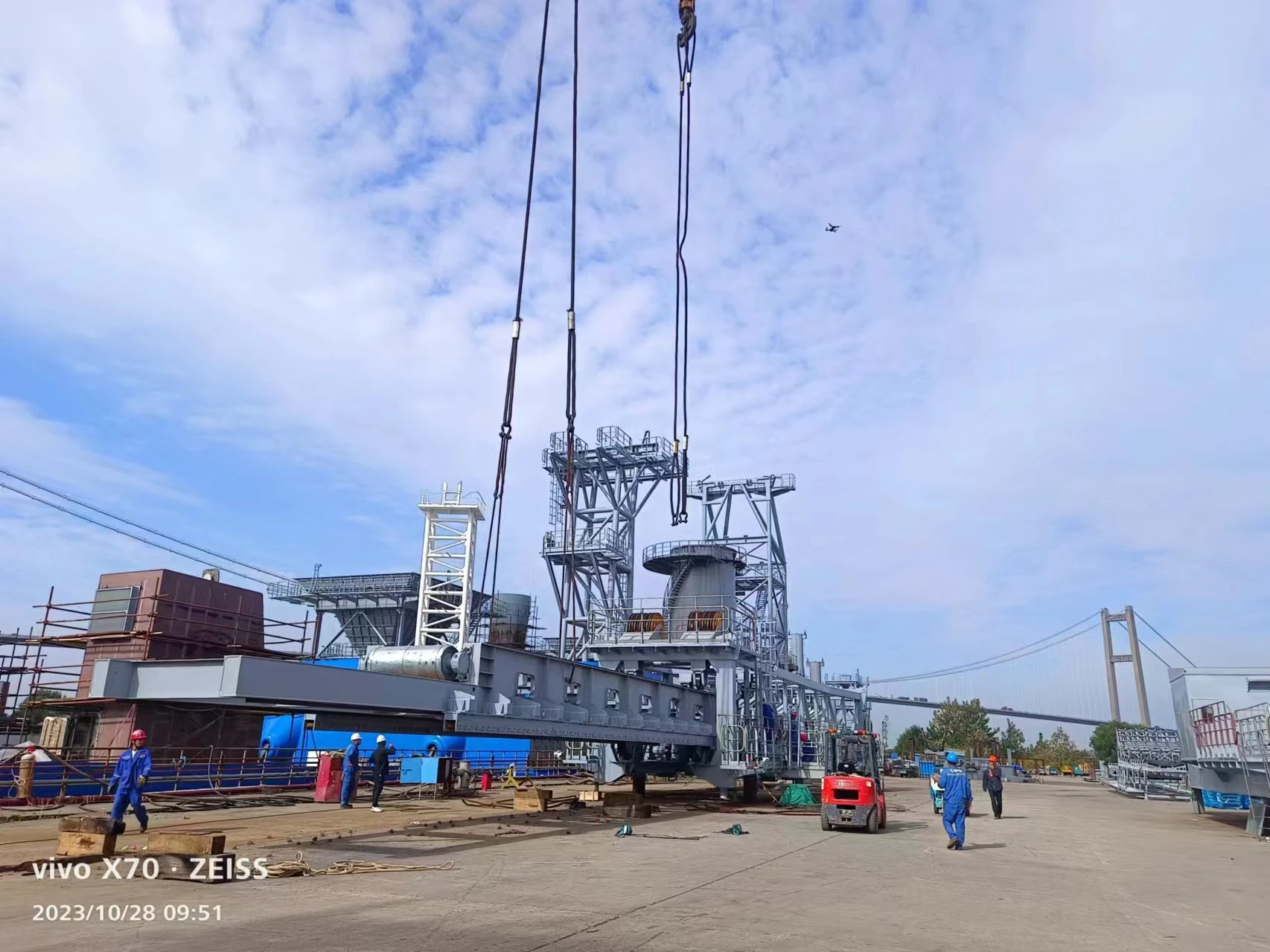 Cargo crane: stop load swing in crosswind