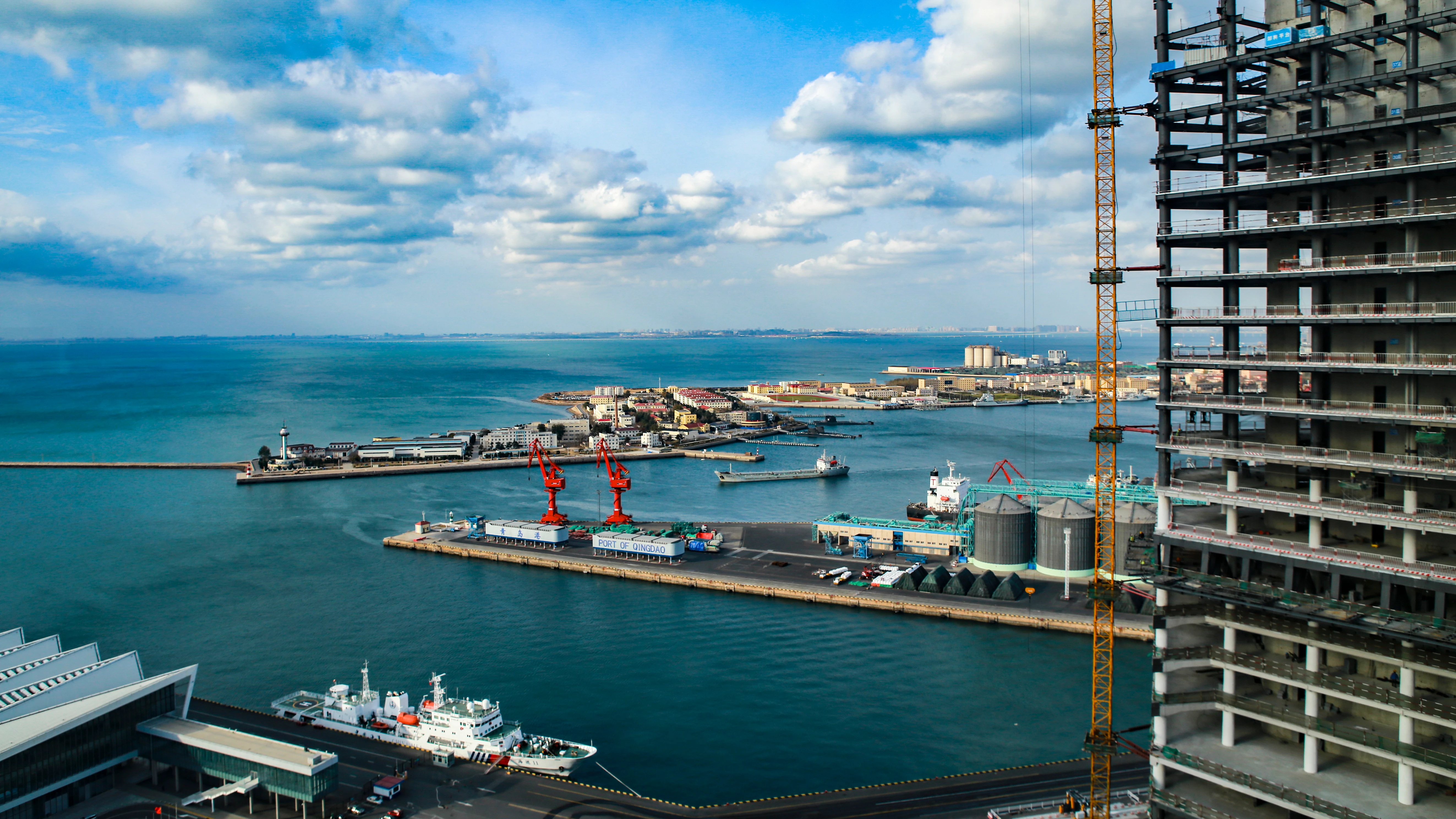 Cargo crane limit protection reduces gearbox shock