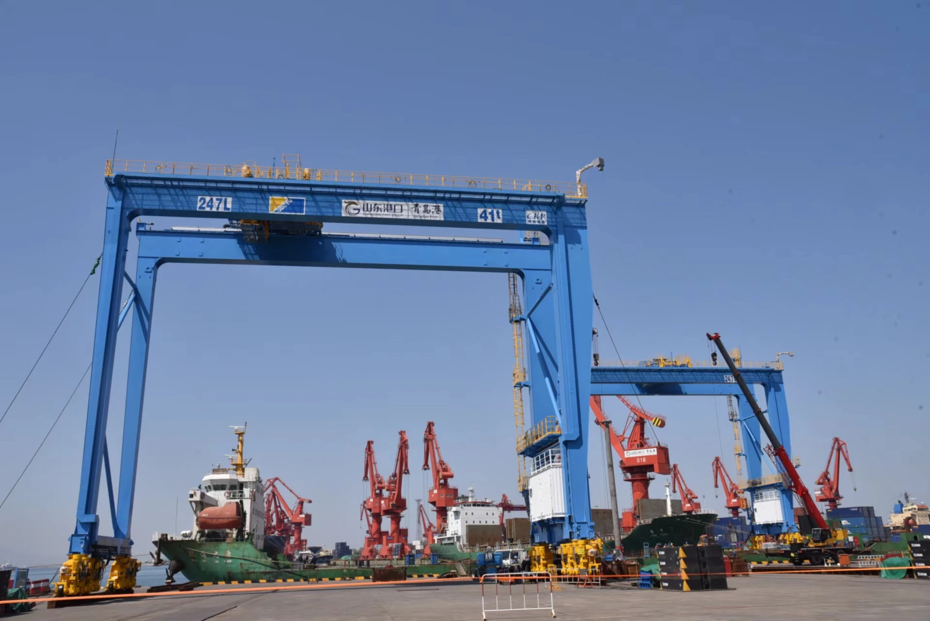 KPI tracking for container handling equipment