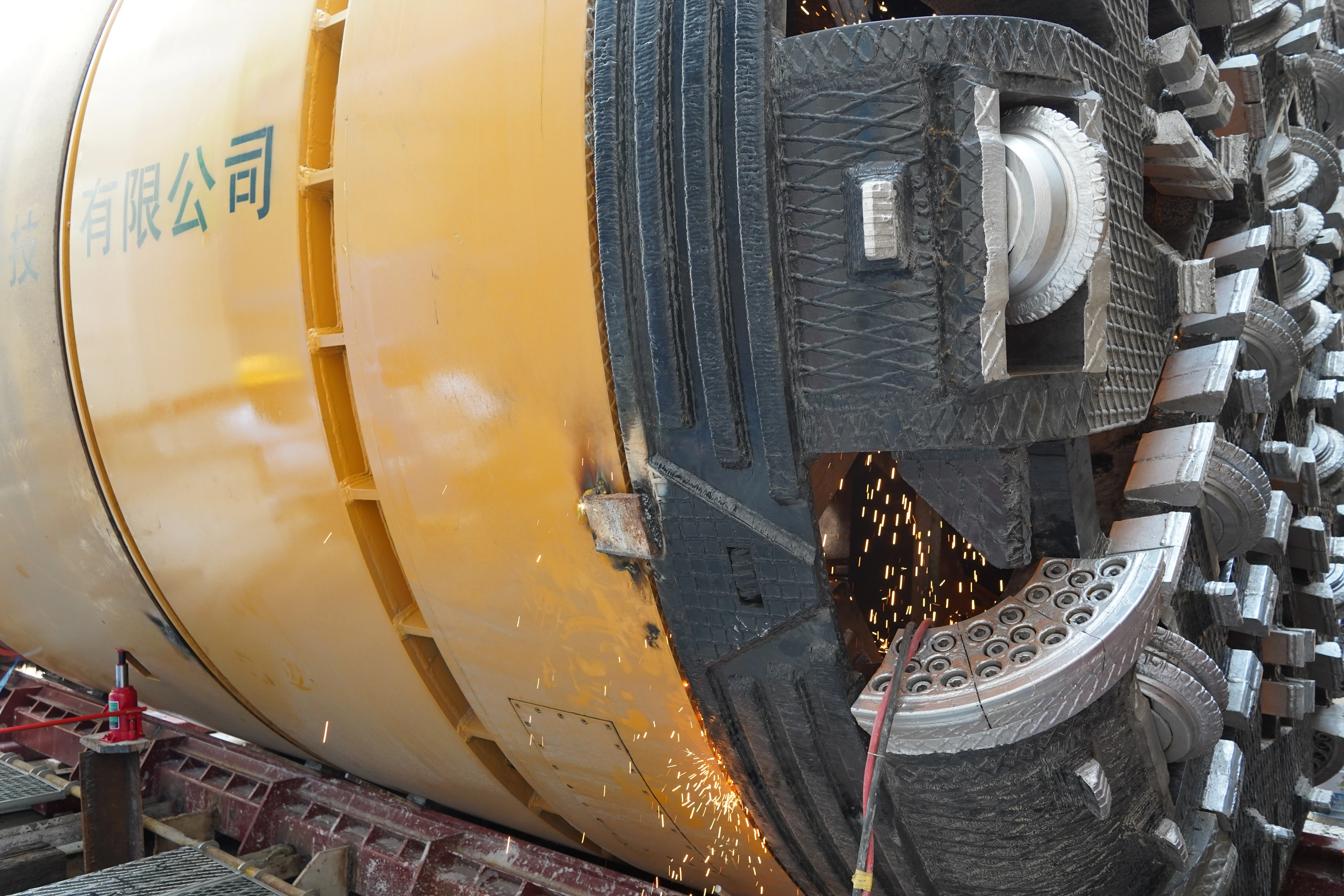 Thrust peaks can trigger blowout risk in a TBM tunnel