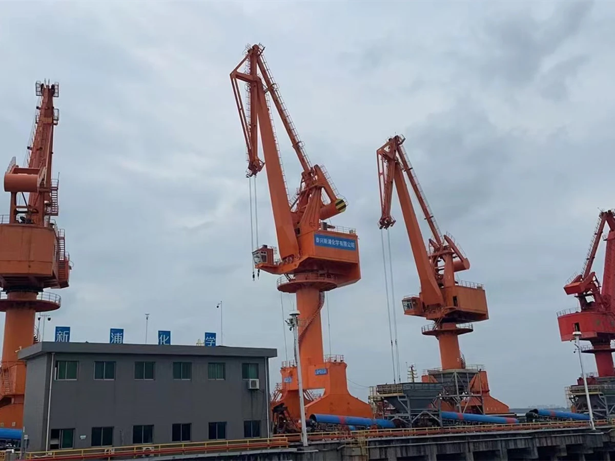 Port crane: fast hoist, safe landing—how