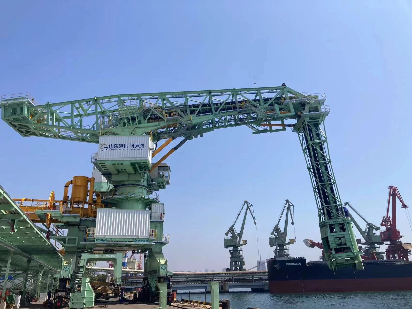 Achieving cargo crane: fast hoist without shock loading