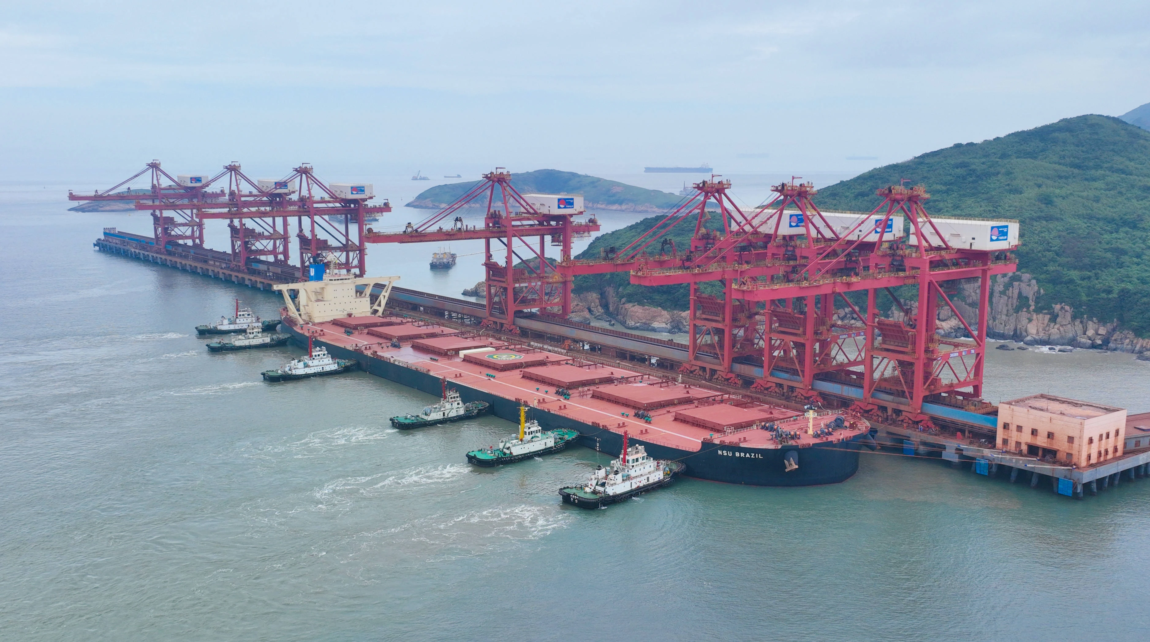 Portal crane: improve pick success in rain