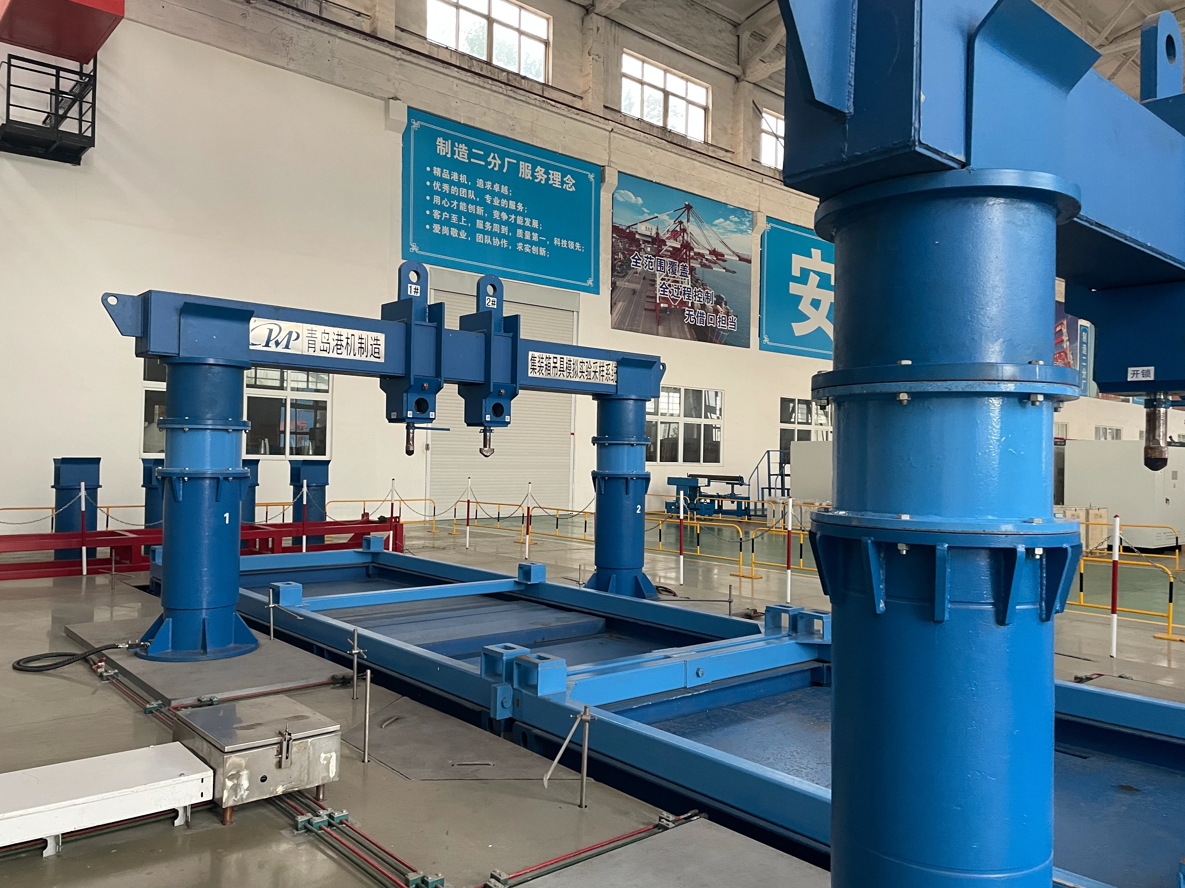 Portal crane: position stability on long spans