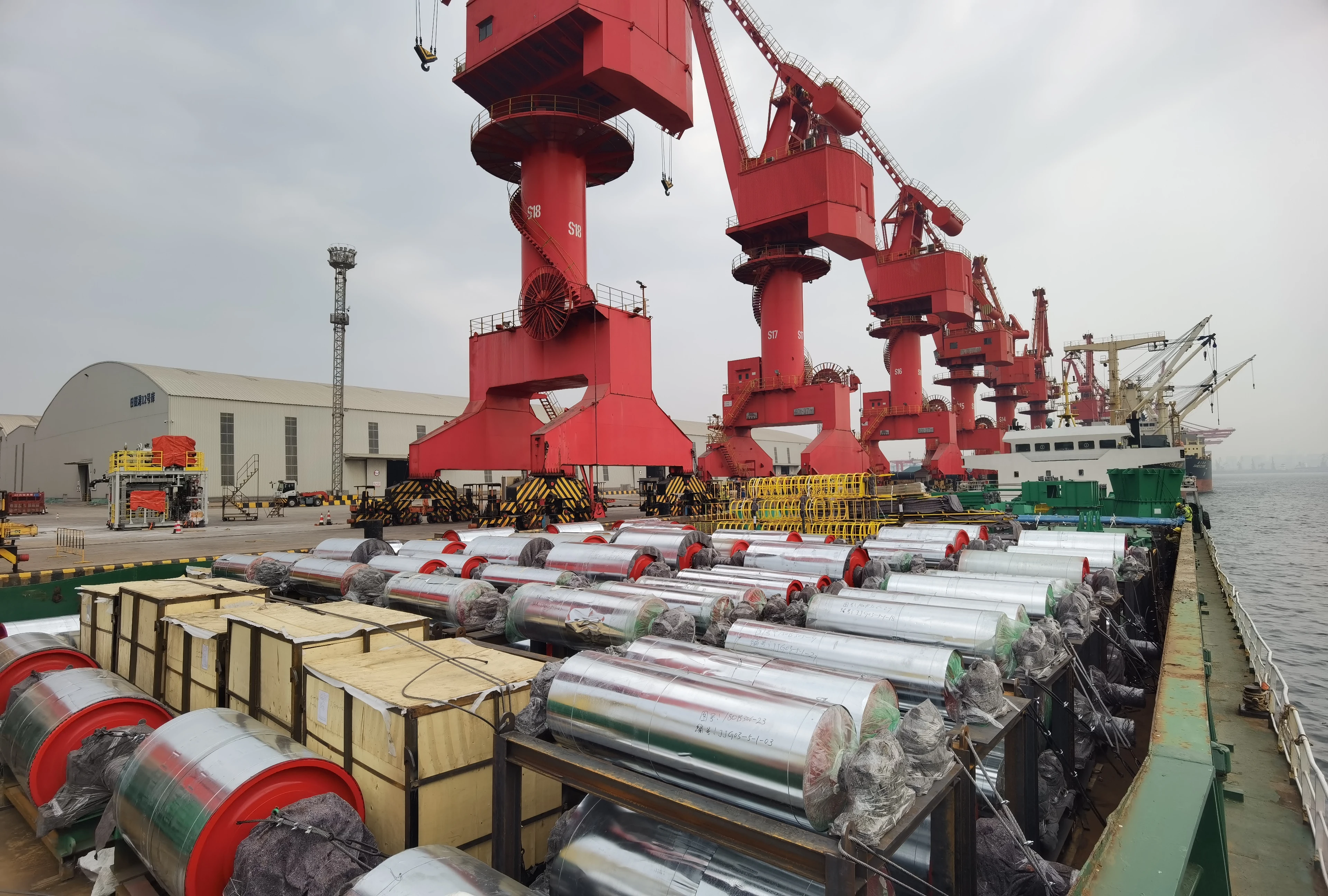 Container vessel tracking + port crane = faster ETD