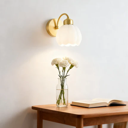 Crema Modern Gold Floral Wall Lamp – Metal/Glass Fixture for Bedroom