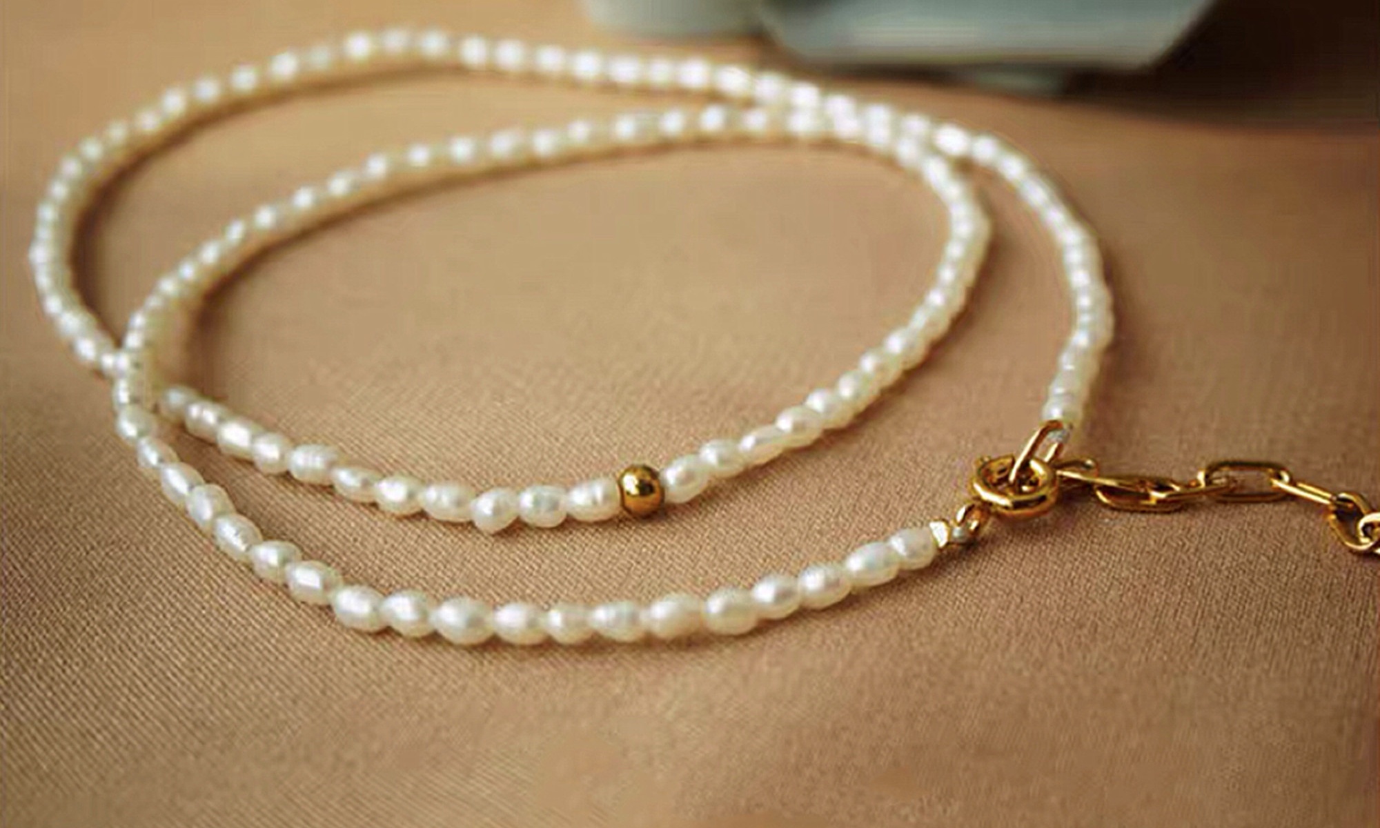 Façons de porter un collier en perles
