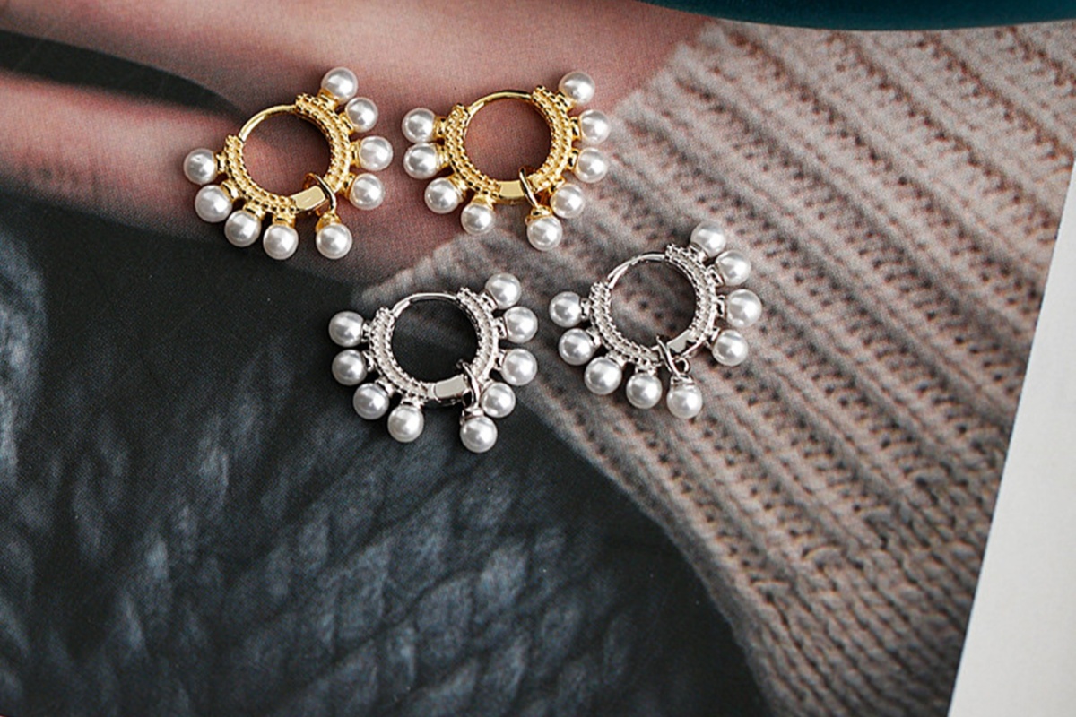 mini créoles perles, boucles d’oreilles perles, bijoux perles discrètes