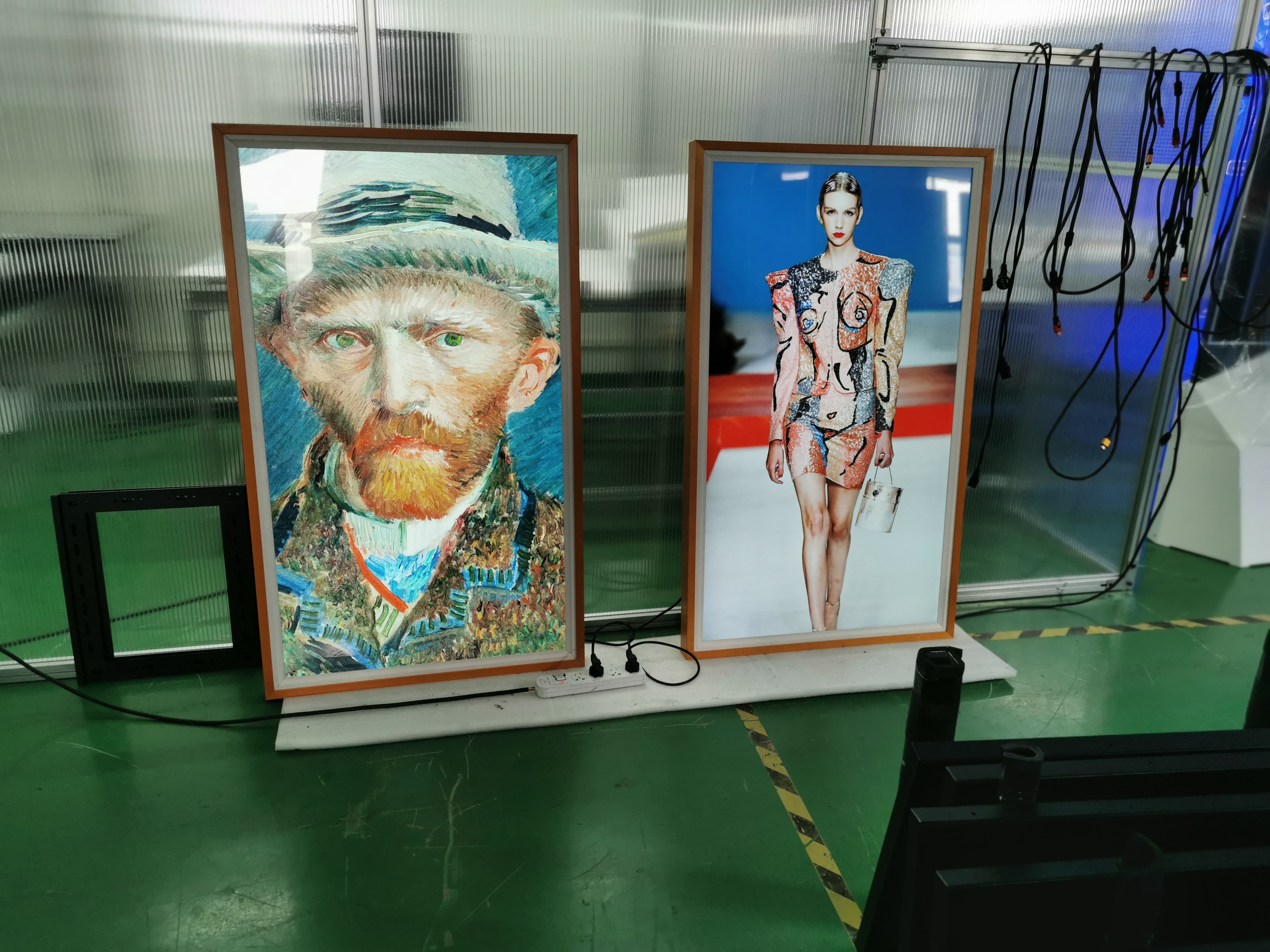 what is an Oil painting wooden frame LCD SIGNAGE,how to make it and how to use it?