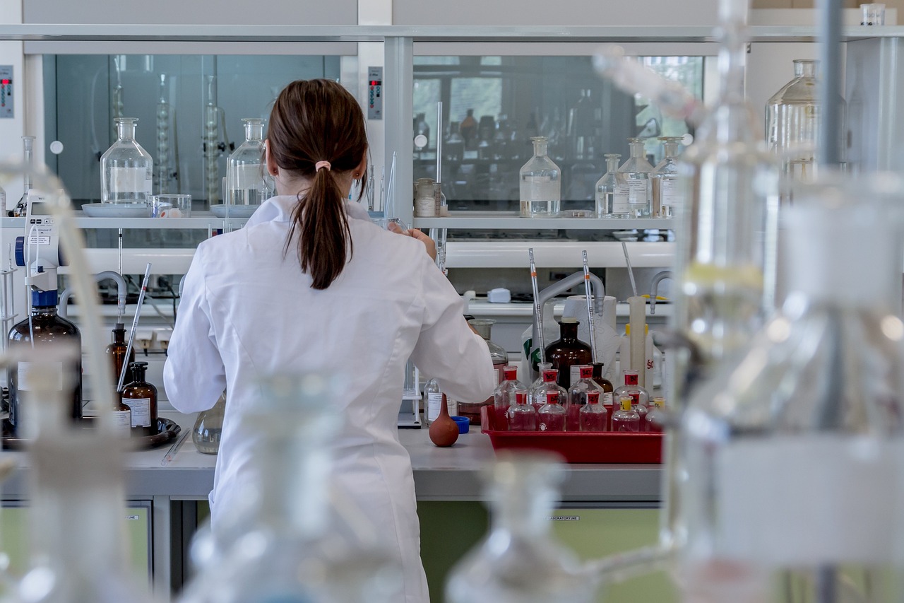 2141-V11 anti-CD40 antibody in metastatic cancer: Safety