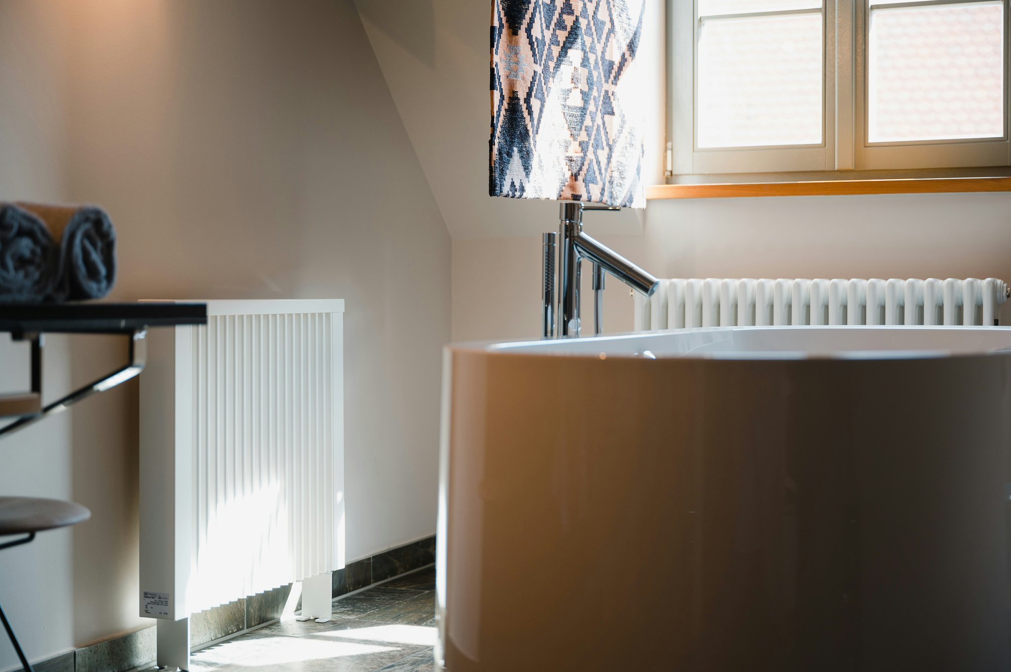 una stufa elettrica e una vasca da bagno in un bagno