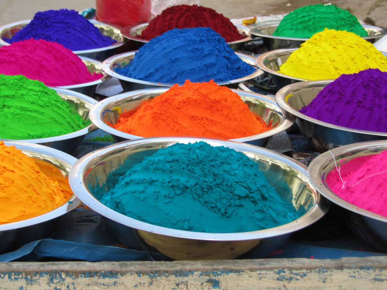 How Sodium Humate works as additive for paper,leather, and wood stain dyeing?