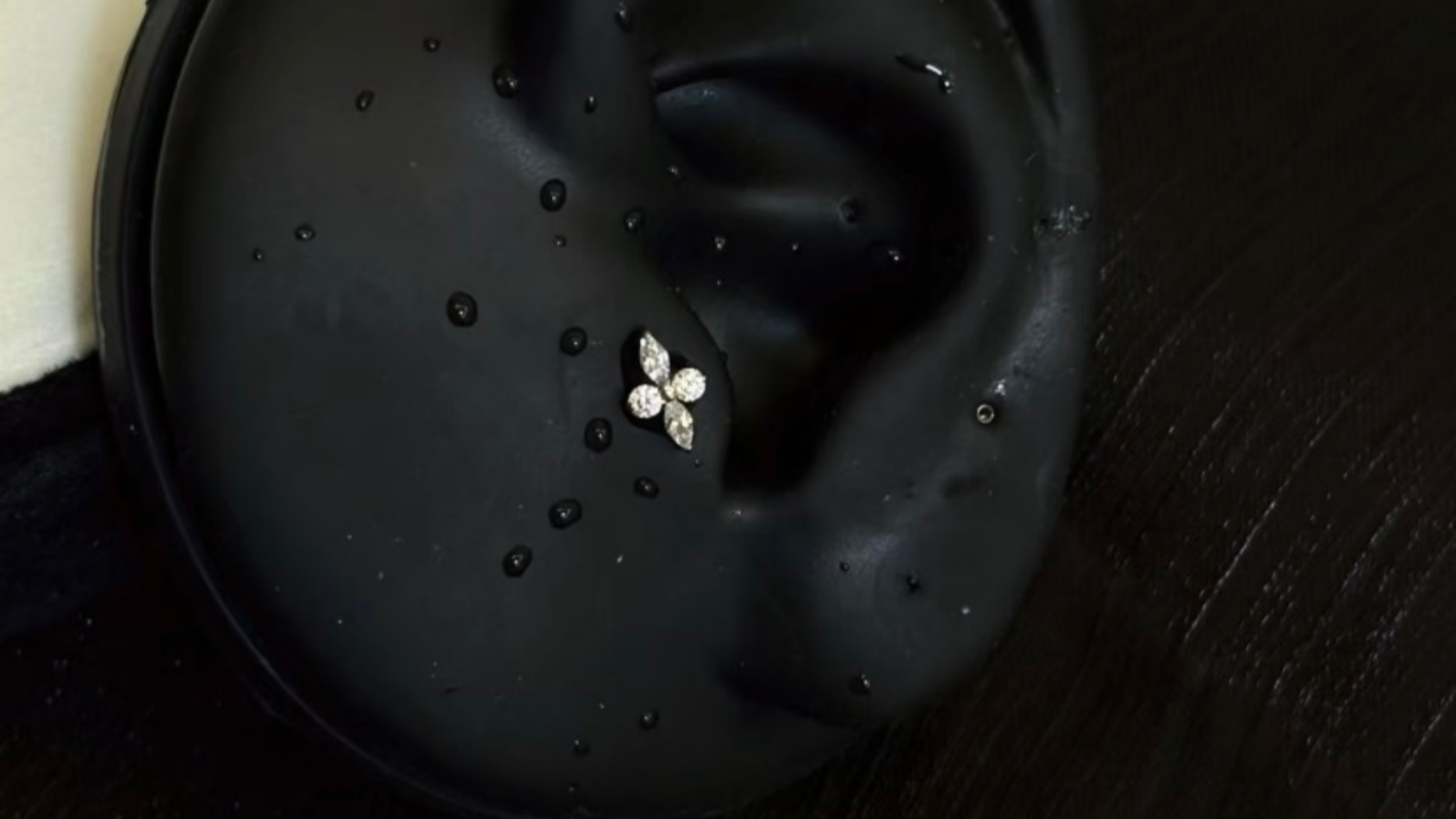 Changer le bijou du piercing du tragus