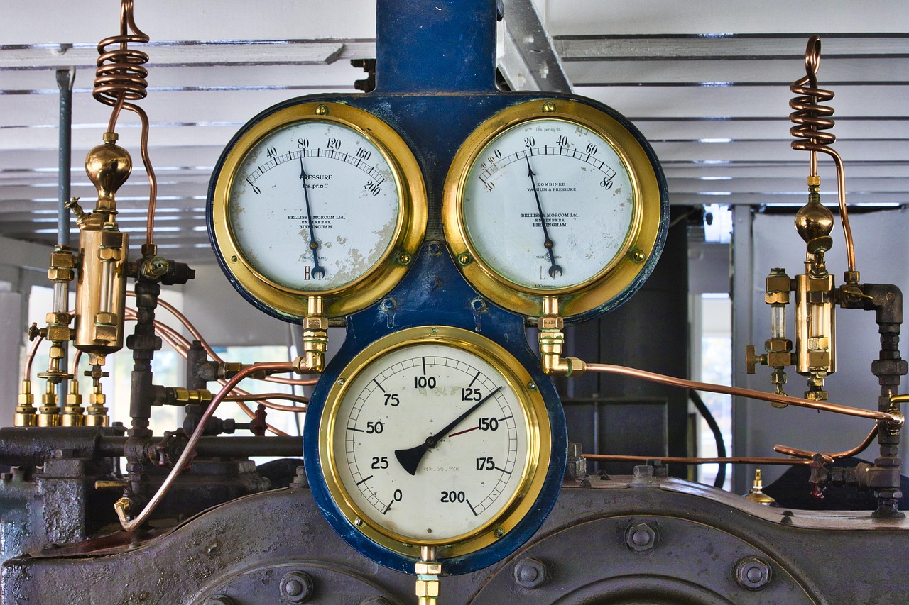 Dry vs Liquid-Filled Pressure Gauges: Marine & Industrial Guide