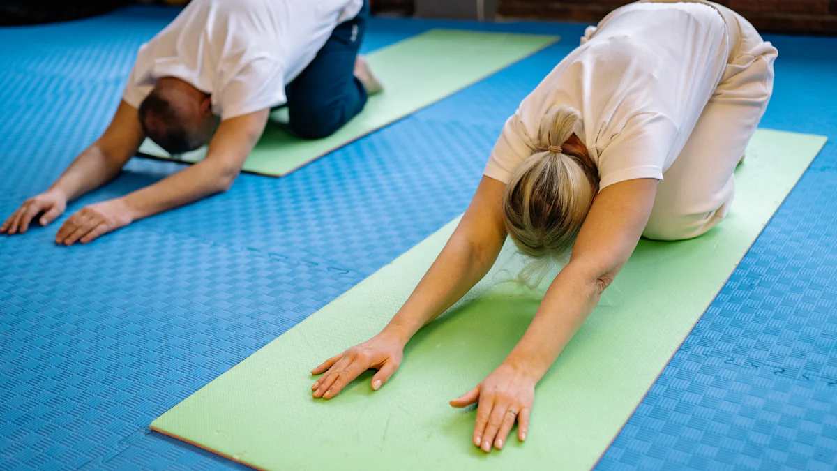 Essentiële yoga oefeningen voor ouderen om soepel te blijven