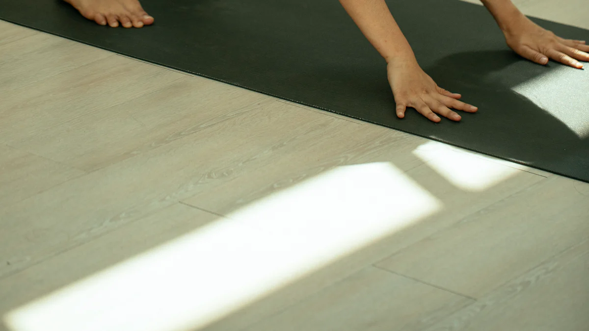 Guida passo dopo passo alle posizioni yoga illustrate