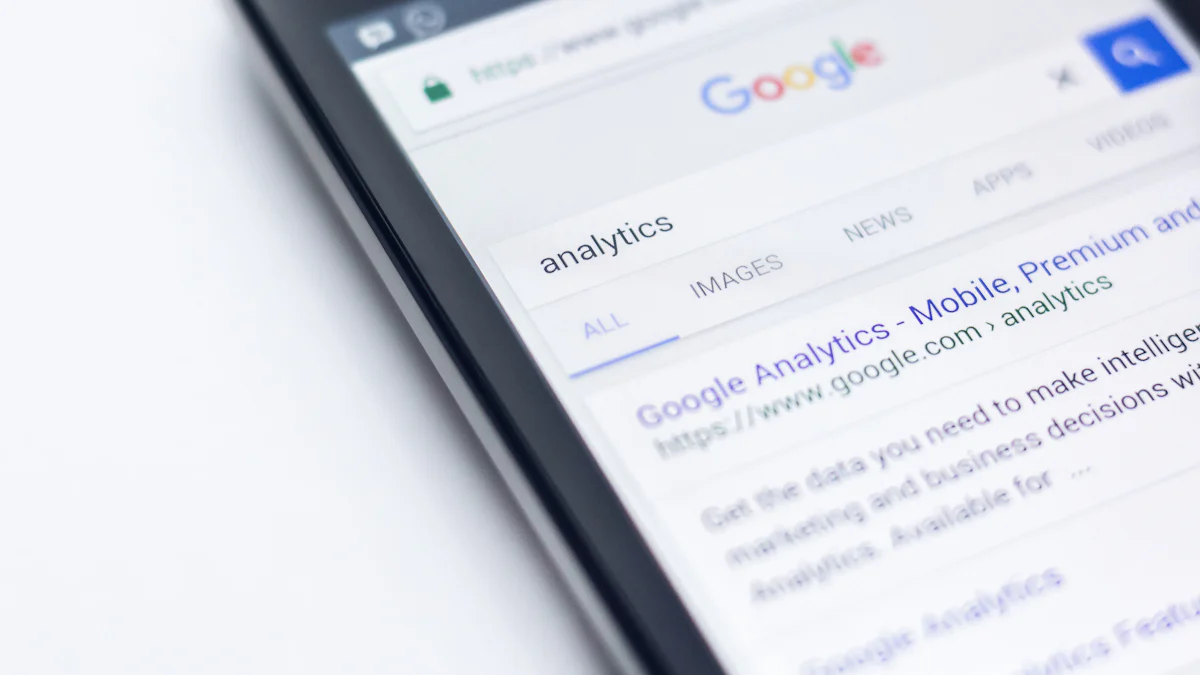 Comparaison entre agents conversationnels et moteurs de recherche traditionnels
