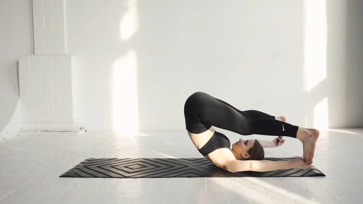 Wie man die Yoga-Pose Pflug sicher ausführt