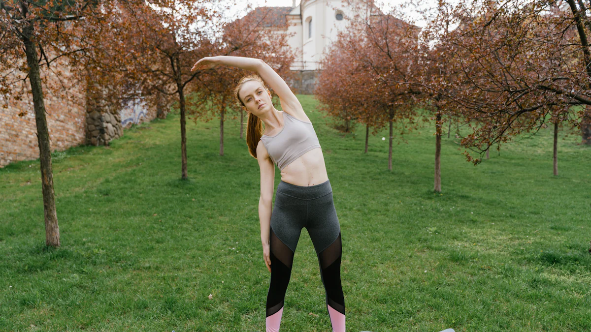 Entdecke die besten Sophia Leone Yoga Übungen für Anfänger
