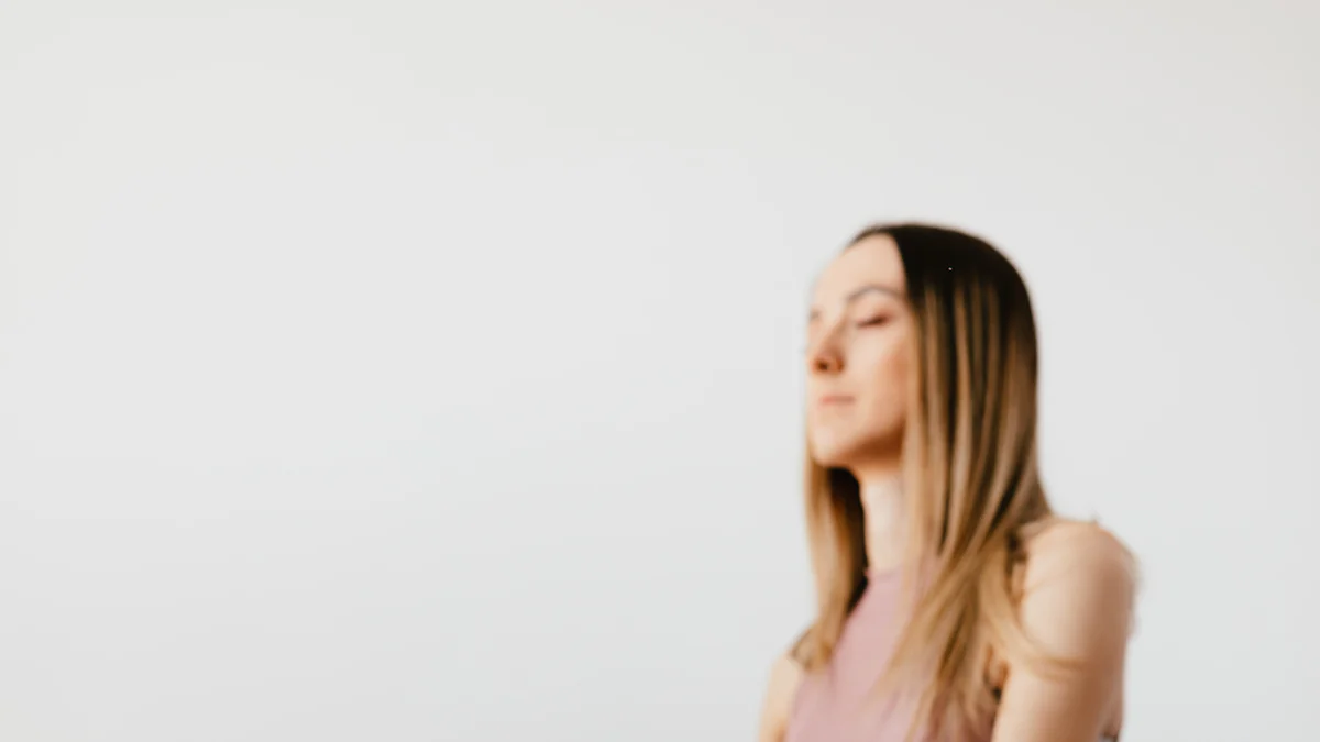 La influencia del yoga en el bienestar emocional de los actores adultos