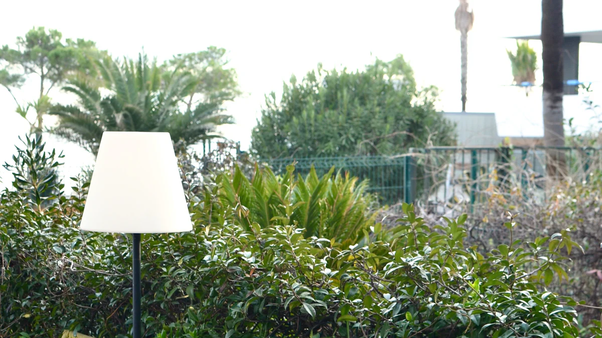 Comment choisir un lampadaire extérieur moderne pour votre terrasse design